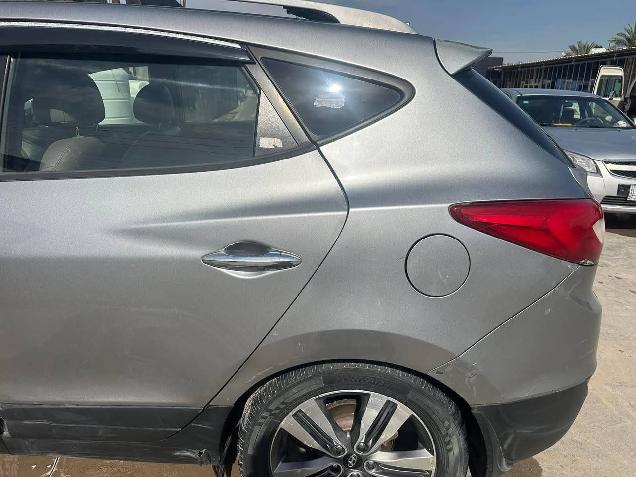 توكسان موديل ٢٠١٥ محرك GDl 2400 رقم بابل إنكليزي باسمي فول مواصفات 
بانوراما 
بصمة 
2 قطع تبريد
4 انظمة قيادة 
شاشة بلادية
منظومة تبريد جديدة فول 
لايت عدسة
لايت اوتو
كشنات جلد بلادي 
تدفئة كشنات
كشن السائق كهرباء 
اشاير بالمري 
تحكم ستيرن 
حادثها بنيد تجي تجيك وتفحص بيدك فحص كامل 
ملاحظة /// الارضية مغلفه جلد 
مكان السيارة بابل / الحمزة الغربي
 
***********
