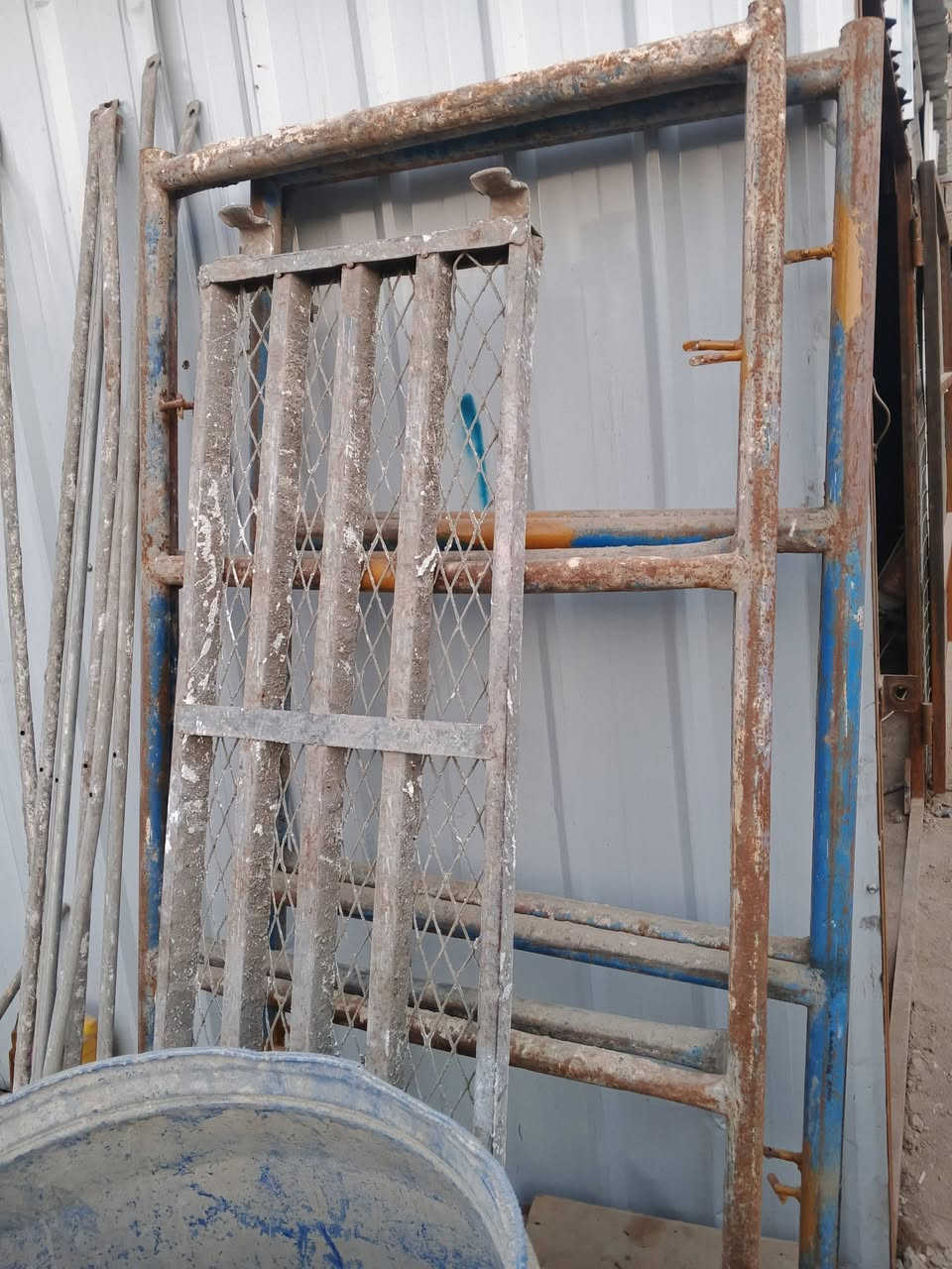 للبيع عكارب ومكاصه فقط ابو متر. + كوسرات شغالات + كمبرسر شغال كهربائي مكاني بابل القاسم   ققاصه عدد 2كاملات شراي يتصل ***********

