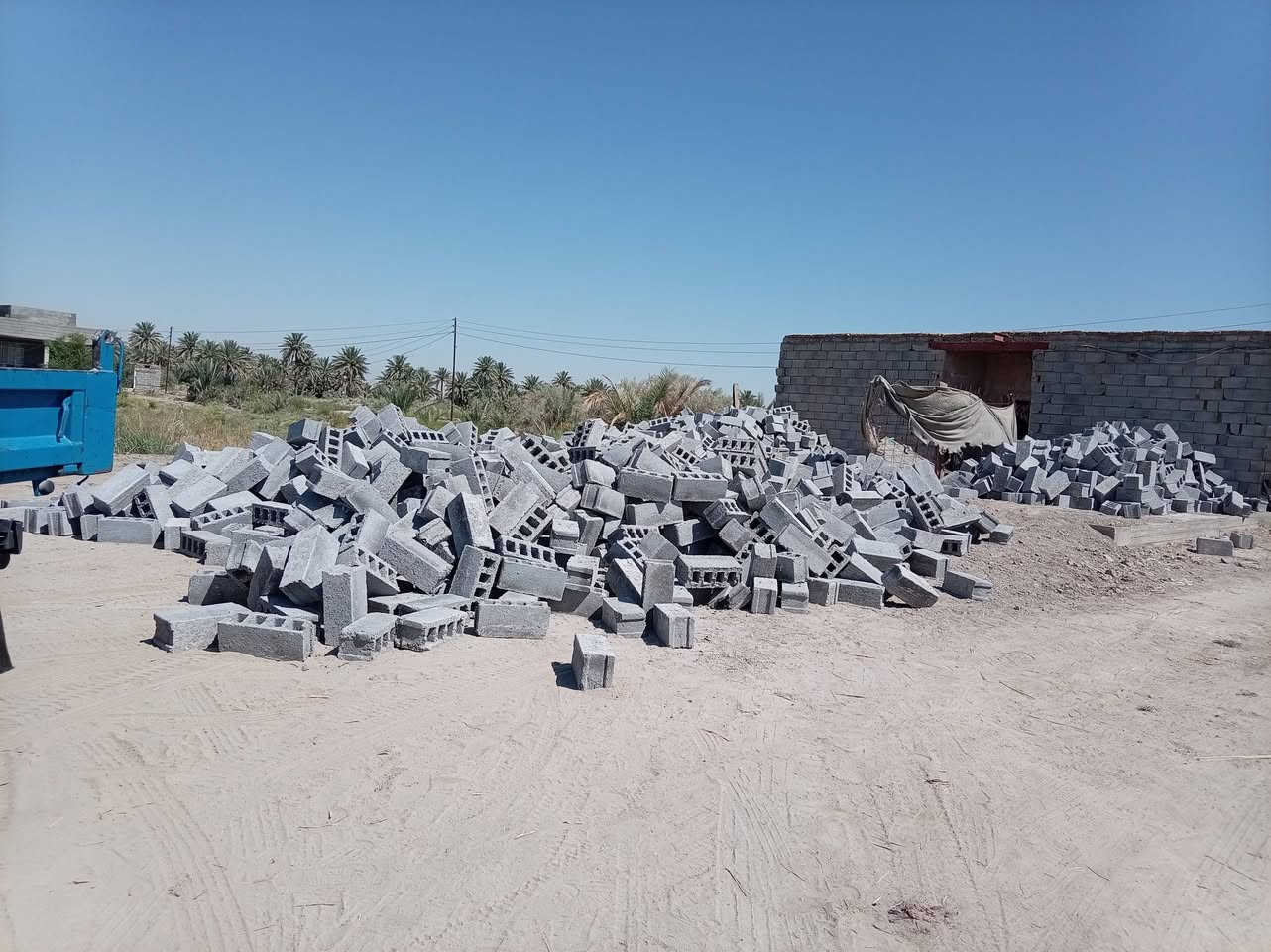 يتوفر لدينا جميع انواع مواد البناء الدرجة الأولى والبلوك وطابوك والرمل والحصو الأسود والأبيض والسبيس جميع المواد الاستفسار ***********. ***********
