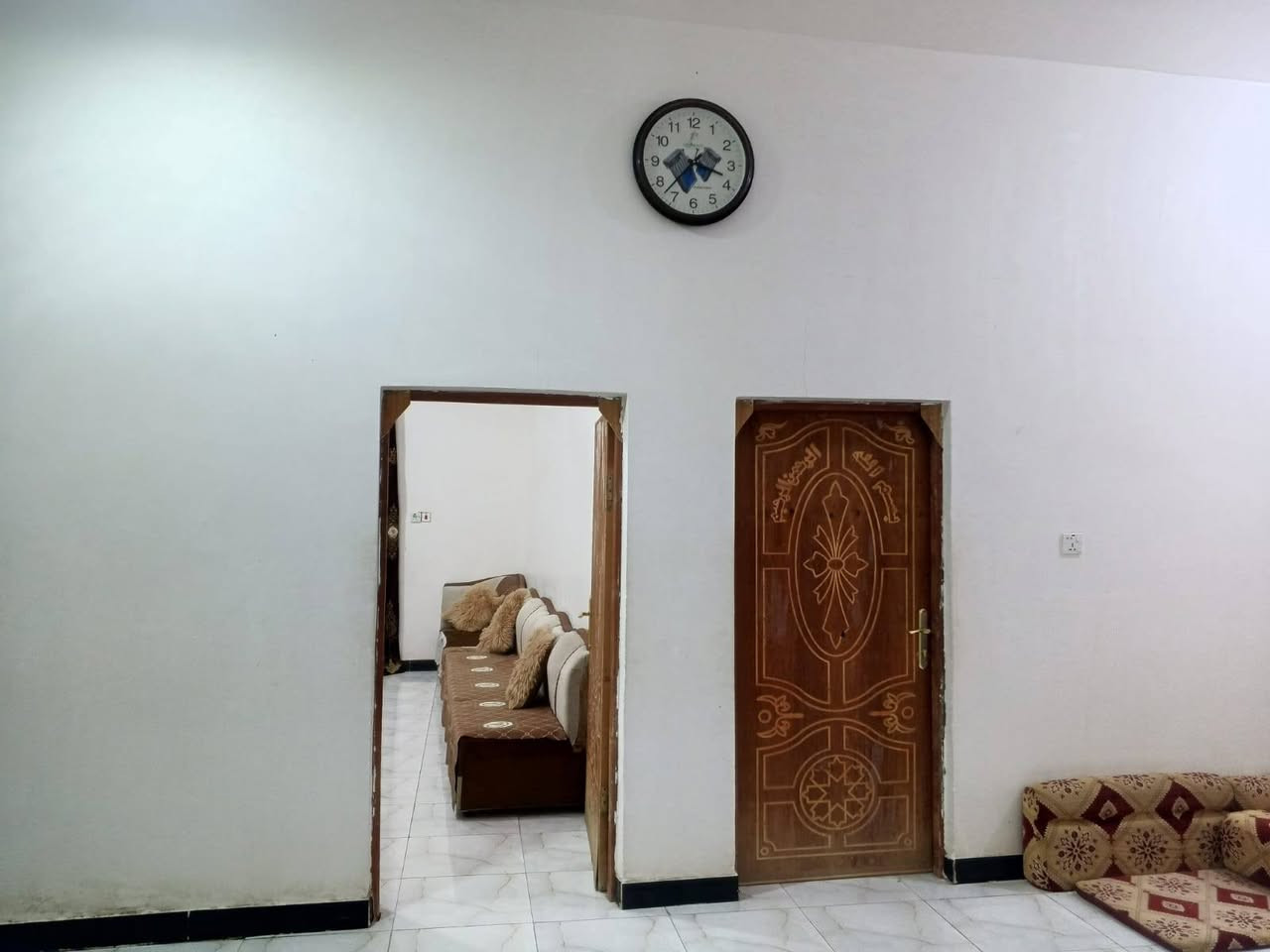 🏠 للبيع بيت سكني زراعي وموقع تجاري تكدر تطلع منه محلات في موقع مميز 

📍 الموقع: الشوفة – الزيراج، شارع المدرس
📐 مساحة البيت: 250 م²
🏗️ البناء: حديث ابوك كهربائي 

تفاصيل البيت:
• غرفتين، مساحة كل غرفة 5×4
• صالة 8×4
• مطبخ 5×5
• كراج بطول 9 م
• ديوانية 8×5 – هيكل

• جميع الخدمات متوفرة: ماء، كهرباء، تبليط
• قريب من المدرسة والمستوصف
• موقع هادئ ومناسب للسكن

📞 للاستفسار والتواصل:
***********

✨ البيت فرصة مناسبة للسكن والاستثمار
