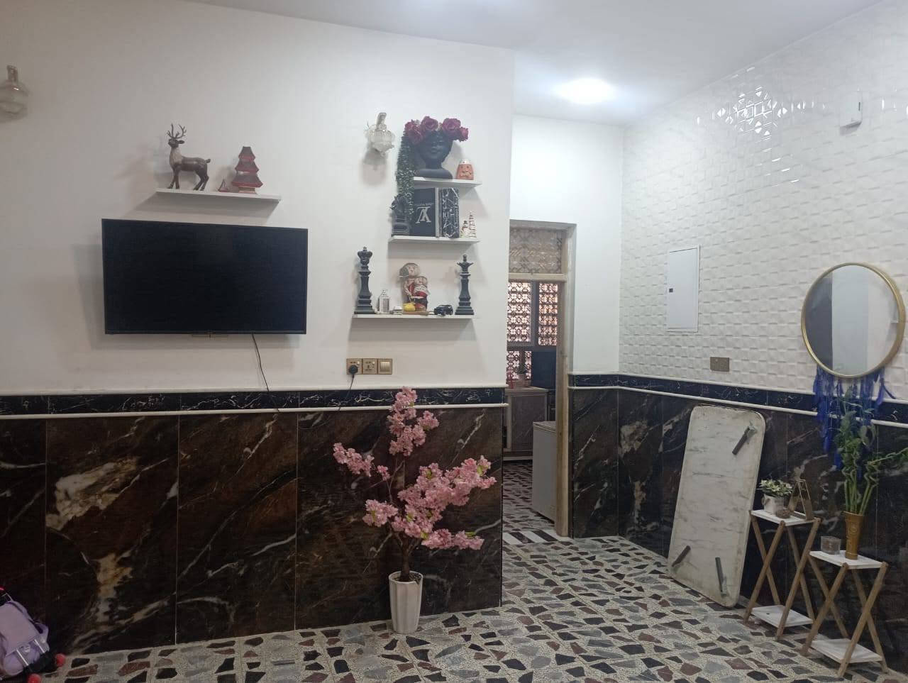 دار زراعي للبيع مساحه ١٦٨ م يحتوي على غرفة نوم عدد اثنين صاله كبيره مطبخ صحيات داخليه وخارجيه استقبال الموقع شارع الشيوخ مقابل سكلة رعد الحجامي بناء سنة ٢٣ بناء درجة أولى جناي الدار مرقم طابو زراعي وليس عقد السعر المطلوب ٧٥ مليون قابل للتفاوض للاتصال ***********
