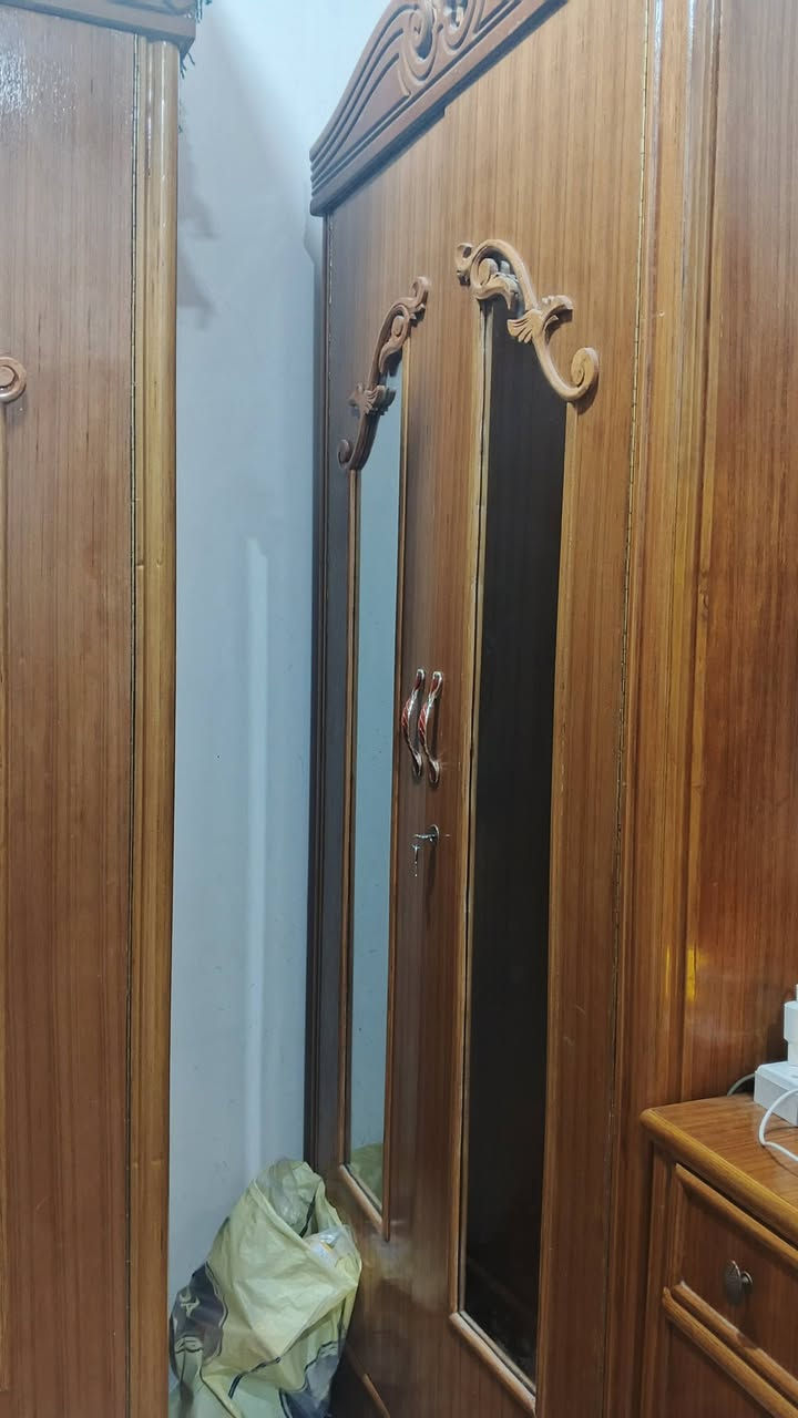 غرفة اخشاب جديدة استعمال قليل نوع الخشب صاج الاصلي  السعر 1250 وبيهة مجال للاستفسار
***********
