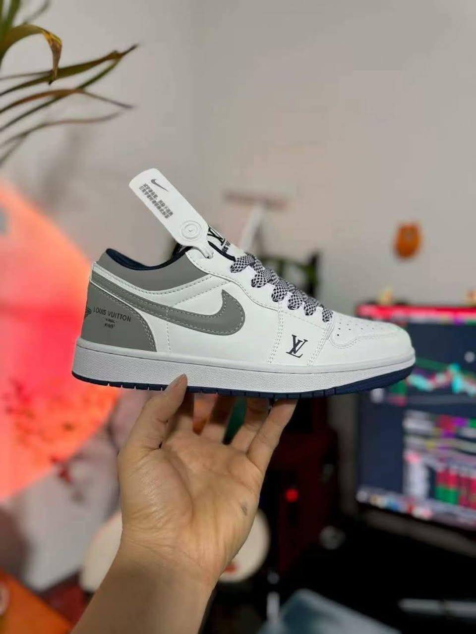 جملة فقط 📢
المظهر الأنيق يبدأ من الحذاء الصحيح! 👟✨
​إذا كنت تبحث عن التميز وتفاصيل تخطف الأنظار، حذاء Louis Vuitton x Nike Air Force 1 هو خيارك الأول.
​استوردناه خصيصاً في رحاب العربية للاستيراد والتصدير لنضمن لك:
✅ أعلى درجات الجودة والمطابقة.
✅ راحة تامة طوال اليوم.
✅ بوكس التغليف الفاخر والملحقات الكاملة.
​⏳ الكميات وفيرة 
📩 أرسل معلوماتك للحجز
​📲 واتساب الحاويات الكاملة : [***********]
📲 واتساب حجز الجملة :
[***********]
📌العنوان بغداد حي الجامعة خلف المستشفى الملكي 
#جملة #اكسبلور #احذية 
#شركة_رحاب_العربية
#شركة_المنافس_للبضائع_الاوربية
