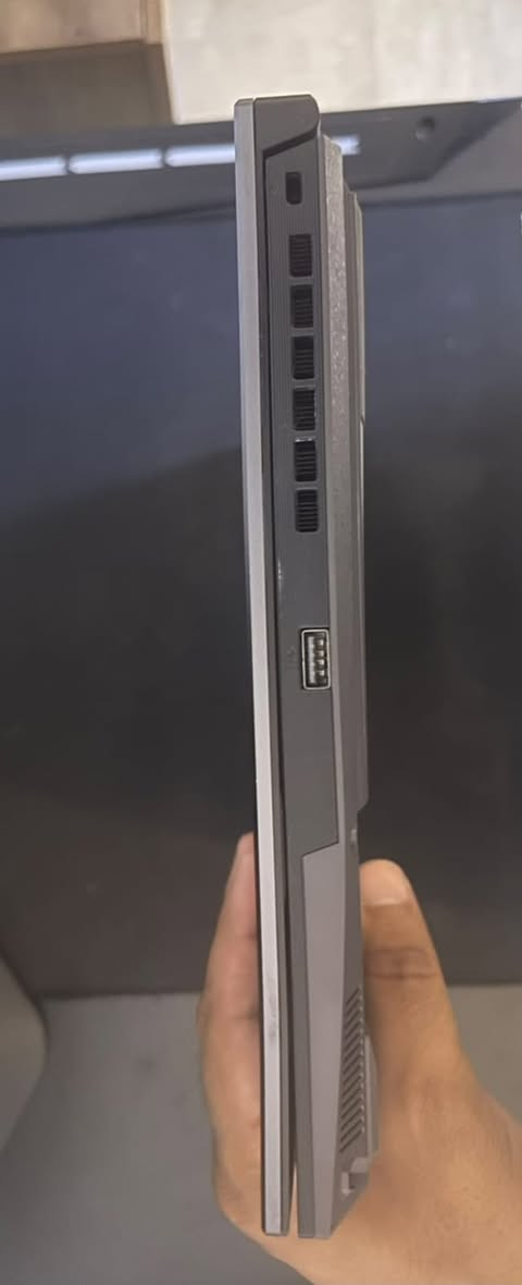 السلام عليكم ورحمة الله وبركاته 
للبيع - لابتوب ASUS TUF Gaming A15 (FA507NUR) 🔥
• الماركة: ASUS
• الموديل: TUF Gaming A15 – FA507NUR
• المعالج: AMD Ryzen 7 7435HS (3.10 GHz)
• الرام: 16 GB (سرعة 4800 MT/s)
• كرت الشاشة: NVIDIA GeForce RTX 4050 Laptop GPU - 6 GB
• التخزين: 1 تيرا SSD
• نظام التشغيل: Windows 11pro
حالة البطارية 100%
شحن 90 واط 
وهواي مواصفات ثانية 
الجهاز غير مستخدم نهائيا واستخدامه قليل يمكن مشغلة ما مجموعه 100 ساعة من اشتريته للأن ، لكن ابني لكيته مطلعه من الجنطة و مدمره شلع الدكمة مال سهم النزول و سوه خسفة بالظهر  عدا ذلك الجهاز جديد بمعنى الكلمة (سيارة زيرو واندحجت 💔) 
سعر البيع مليون و 300
للتواصل خاص او واتساب ***********
