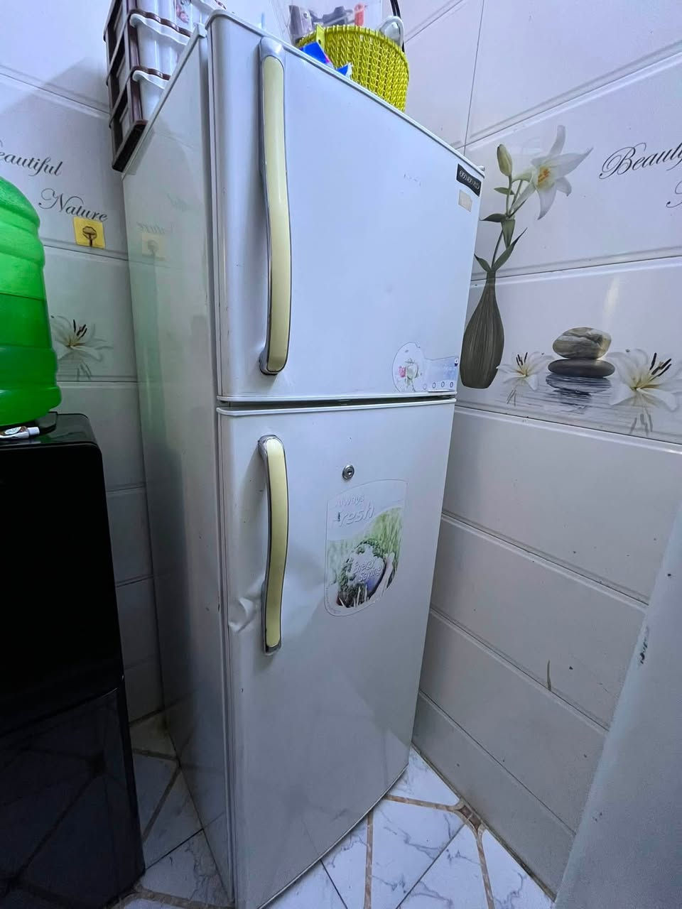 ثلاجه بيت نضيفه بس كلوبها. عطلان  وبيها ضربه صغيره بلباب نوعيه ياباني للبيع  سعر 150
للستفسار:***********
