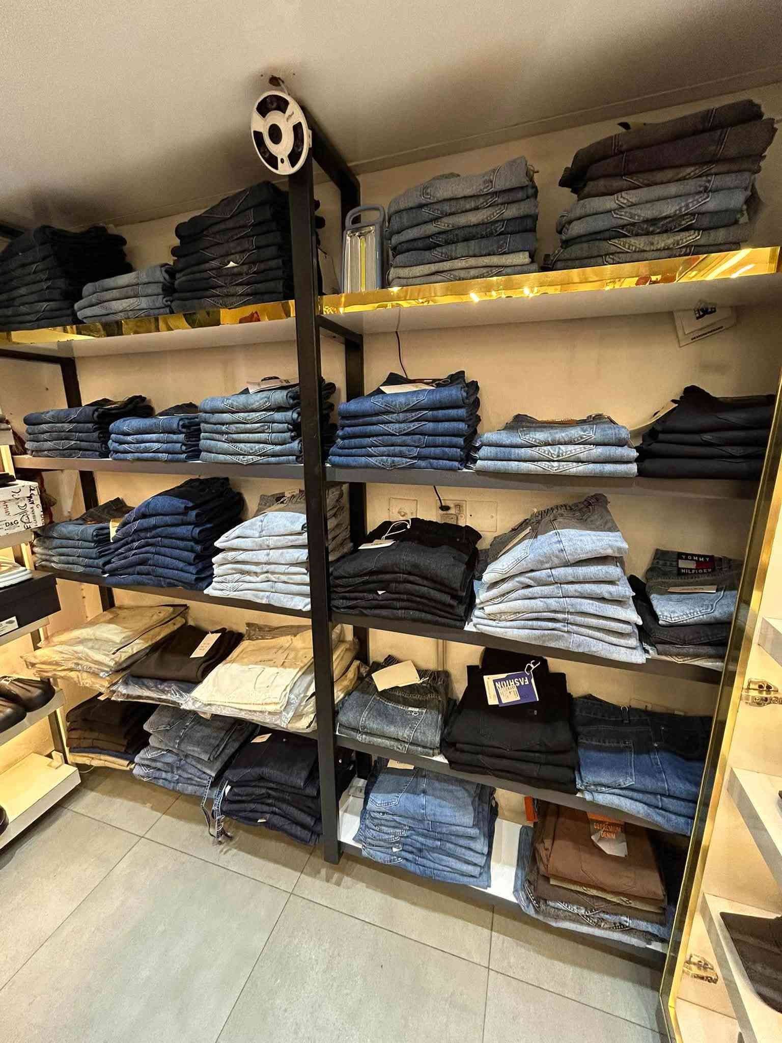 ديكور محل البيع فاترينات ورفوف بغداد مدينة الصدر ***********
