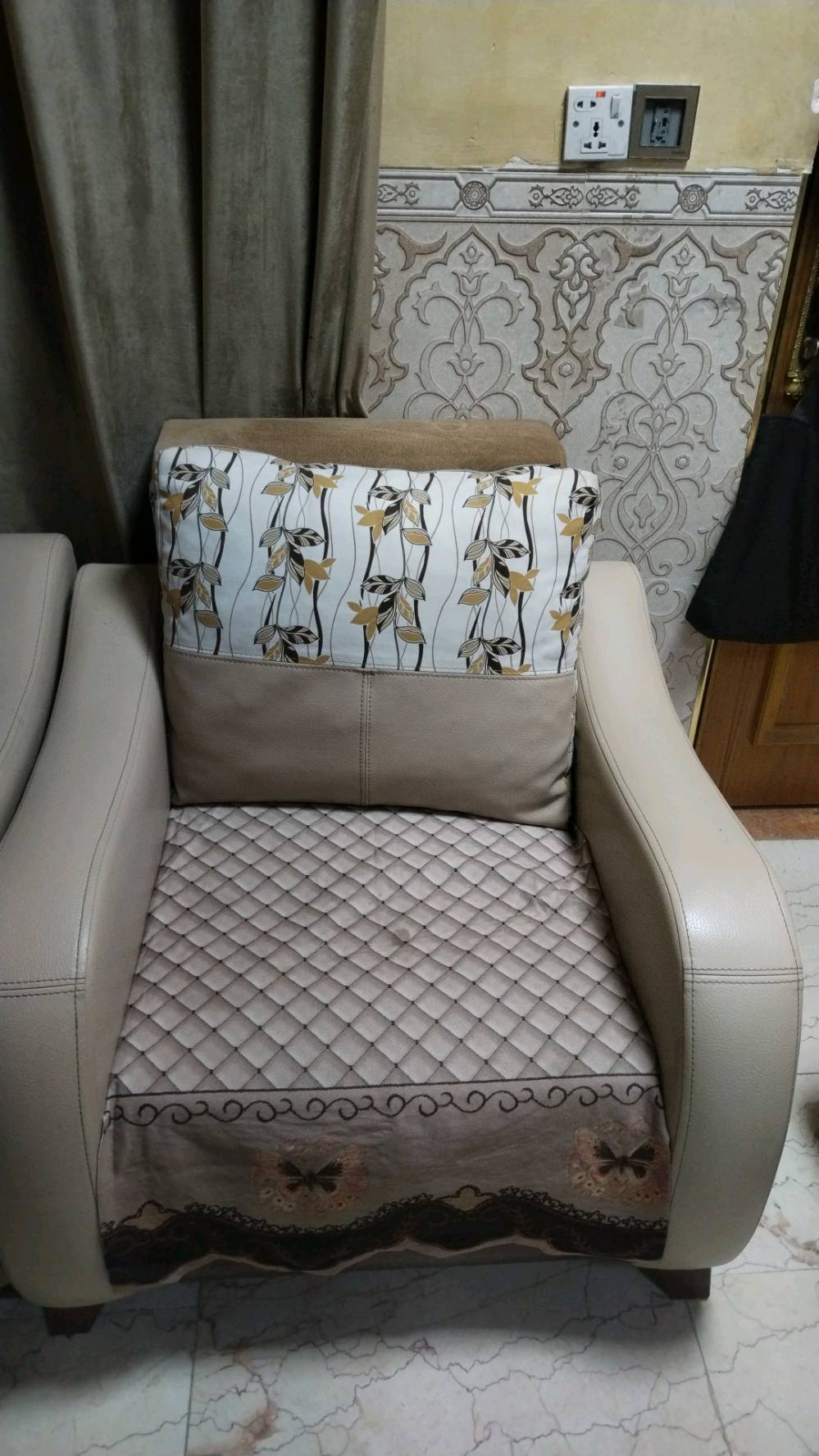ضد ​🛋️ تخم تركي فاخر للبيع 🛋️
​✨ العدد: 10 مقاعد
​4 كراسي مفردة 🪑
​قطع كبيرة تتحول إلى جرباية 🛌 وبداخلها مساحة تخزين واسعة 📦
​⭐ النظافة: 90% وحالته ممتازة جداً
📍 المكان: بغداد - بغداد الجديدة 📍
💵 السعر: 350 ألف دينار فقط!
​📞 للتواصل والاستفسار: ***********