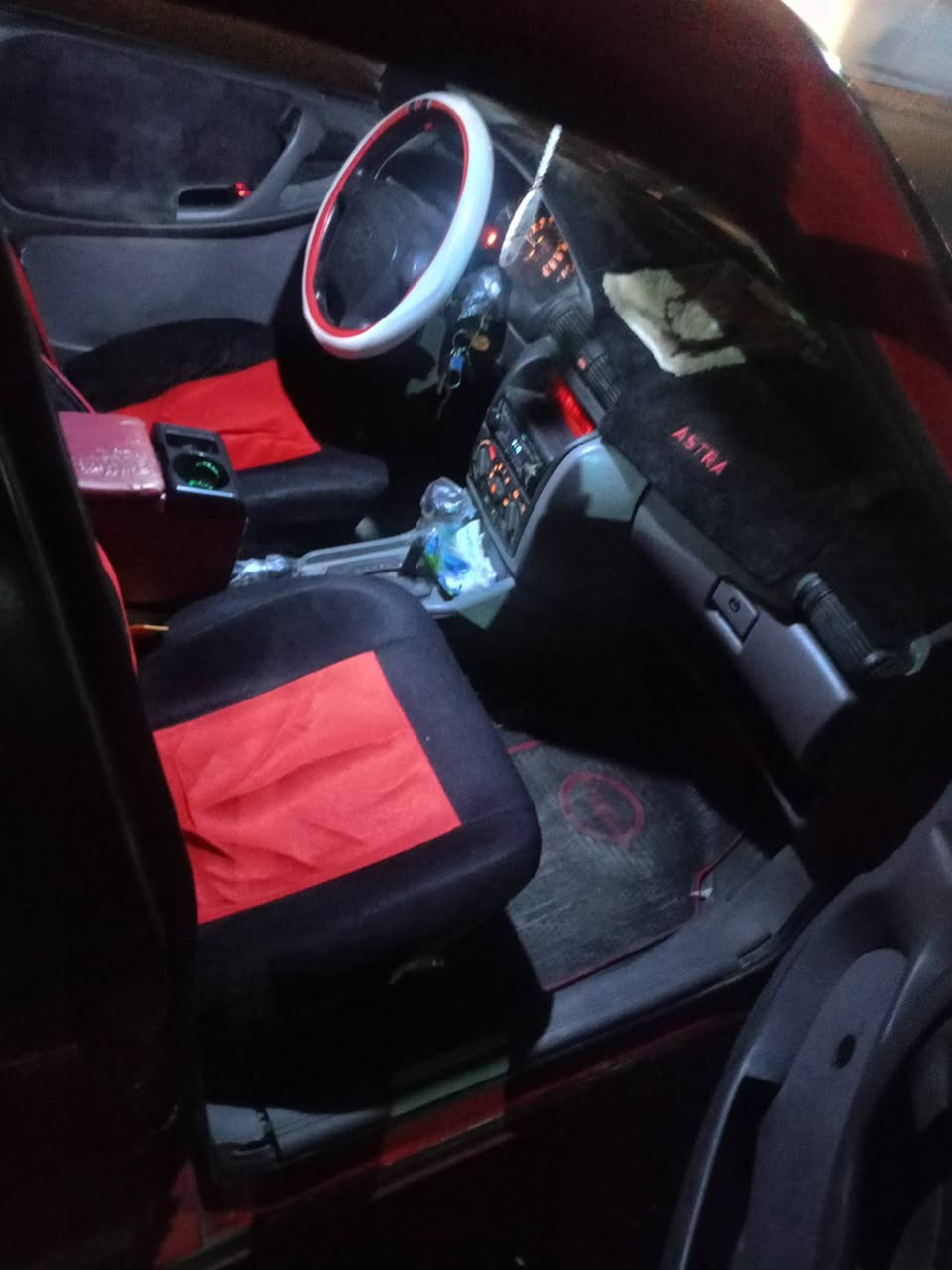 سلام عليكم للبيع اوبل استرا موديل 95 حجم 16 فول مواصفات كير اوتو سياره نضيف رقم اربيل شرط تحويل فقط سنويه و هزه خصلان بسمي تريد وكاله تريد تحويل بل خدمتك صدر اماميه و خلفي جديد بدون عيب جامات اماميه كهرباء محرك بل شرط كير بل شرط عنوان كركوك يم بنزين خانه طاهر رقم موبايل *********** سعر 50 بيه مجال
