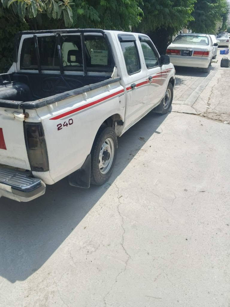 نیسان پیکاب ۲۰۰۲ ئارمی سلێمانی تەبریدو پاوەر گێڕومەکینەی بەشەرت کامل بۆیاخ لەسەر ساغی سەیارەکە بێتەقەو ڕەقەیە زنجیرو مغددەی نوێم گۆڕیوە هەیکەلی ڕێک ماوەتەوە بەنزین کەم ئەخوات سعری ۷۳ وەرەقەو مەجال *********** السليمانية, العراق
