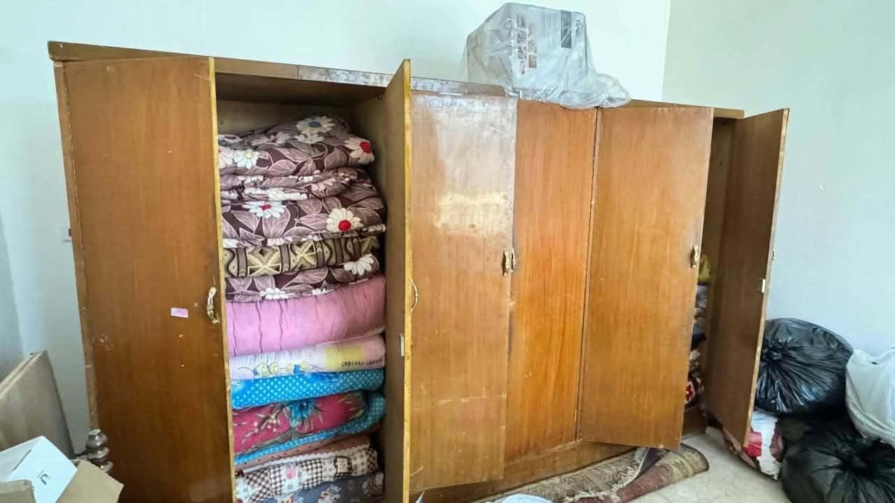 سلام عليكم غرفة نوم أم الستة 300 مكيف 3طن 300 جرابي حديد عدد 2سعرهم 35 كنتور صاج اربعع باب  سعر 75 دوشك نفرين سفنج 35 تخم عشرة مقعد 200 كاونتر تسكام ثقيل ممستعمل فقد كم يوم مسوينة 3مليون يردو مليونين ونص وبي مجال   للعلم  بقية الاغراض بيهم مجال مكانهم بغداد المحمودية ***********،
