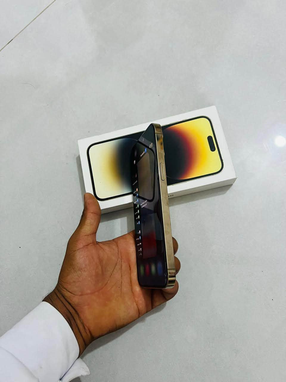 سلام🙋🏽
14برو ماكس للبيع شرق اوسط ثلث اياتAAA ماستر

بطاريه ٧٨ بلاديه ذاكره ٢٥٦ جهاز فقط الضهر مالته مكسور 

بلادي ما مفتوح ولا ملعوب بي 

سعر ٧٠٠ مع المجال البسيط
*********** يوجد واتس ما متواجد ع فيس

نص مكتوب في الصور:
- 4G ٩:٢٠ حول الاسم iPhone (2) إصدار iOS 26.6.1 اسم الطراز iPhone 14 Pro Max رقم الطراز MQ9W3AA/A الرقم التسلسلي D26YM2FDG9 انتهت صلاحية التغطية سجل تاريخ القطع والخدمة الأغاني الفيديوهات ٩٤٥ الصور ٥,٢٣١ التطبيقات ٣٤ السعة ٢٥٦ غ.ب. متوفرة ٥٤,٧ غ.ب.