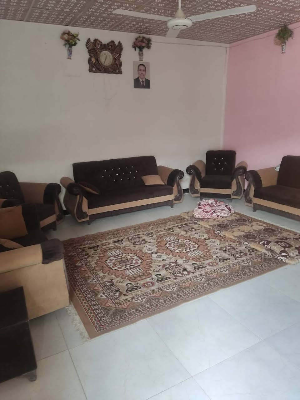 بيت 130 متر بحي الميلاد شارع الجنة طابو صرف يتكون من غرفة وصاله واستقبال وصحيات داخلية وخارجية البيت طابق واحد بناء قديم نظيف ينسكن بيه
***********
