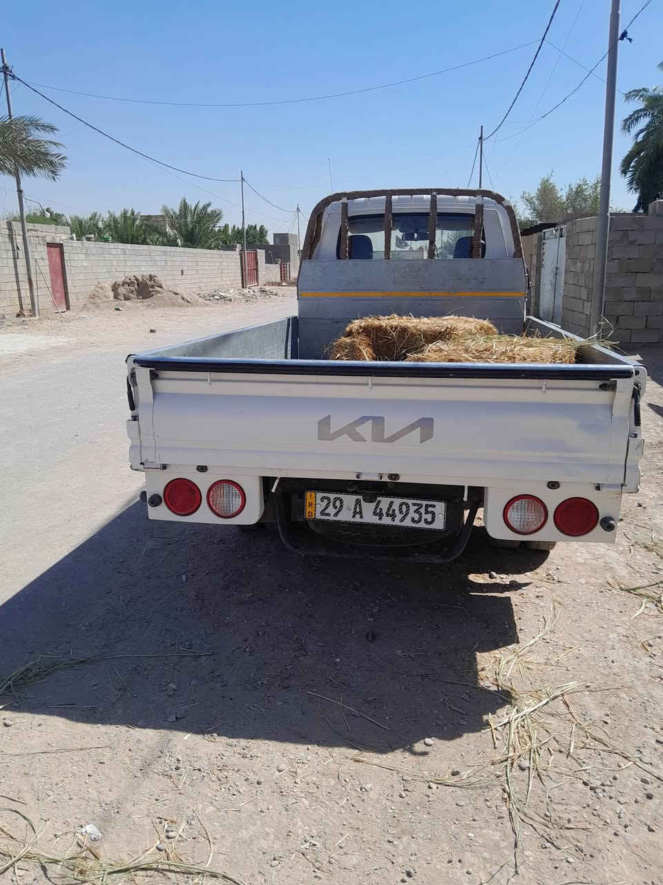 سيارة كيا بنكو ٢٧٠٠ موديل ٢٠٢٥ مكفولة ماعدا رصعة بالباب الخلفي ورصعة في التكمةجهة السايق بقدر اصبع اليد كما واضح في الصور رقم واسط انكليزي تحويل ثاني يوم السعر ١٥٨ ورقة بيهه مجال للشراي ***********
