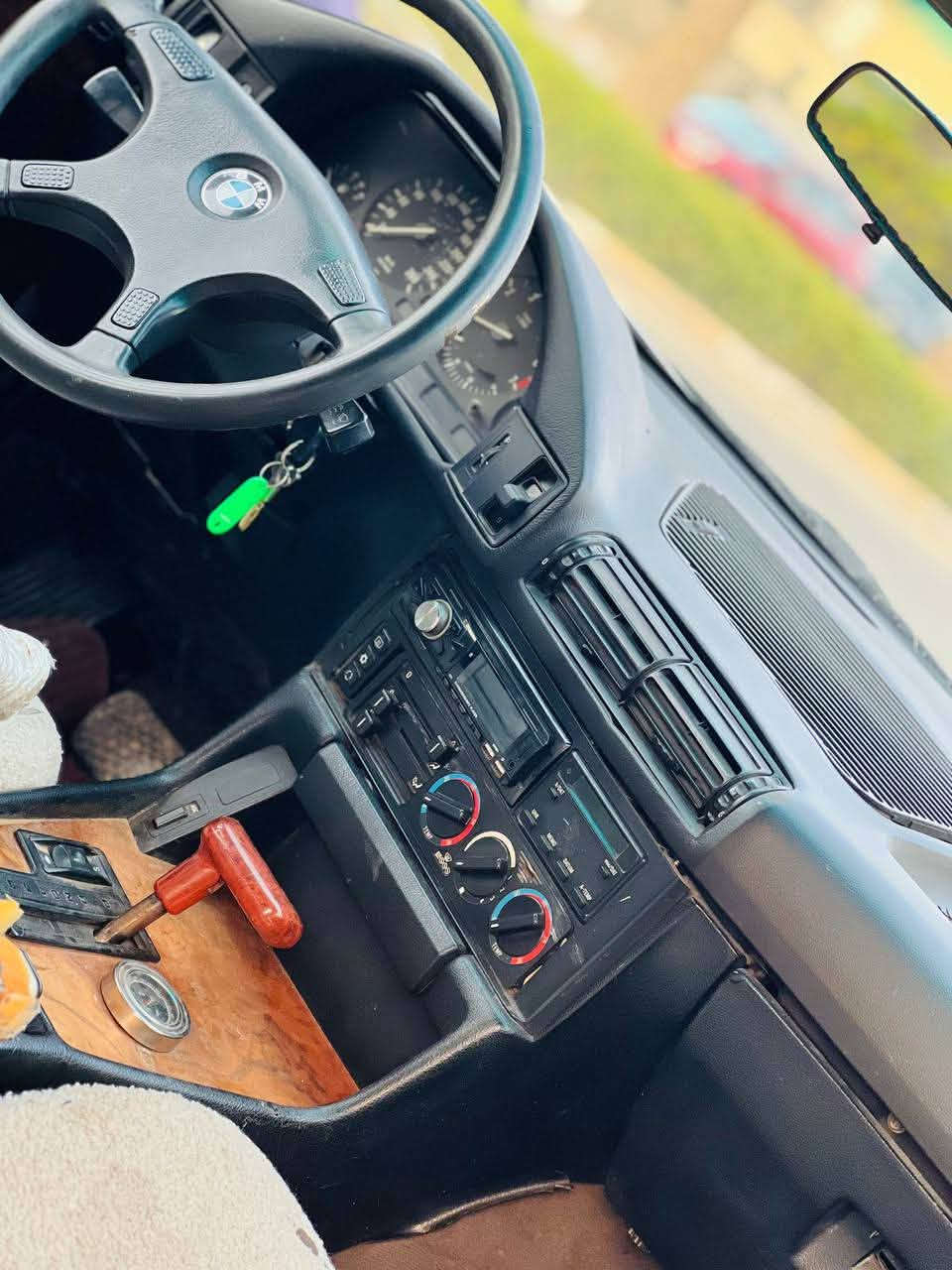 BMW 525i Full full 
گێڕ ئۆتۆماتک .مەکینە کەپس .
شکلی كامل كراوە بە M  
مۆدێل 1991
مەکینەی 525  كەپس لۆك لۆك
فوول مواسەفات سڵایت
سەیارەکە زۆر بەقەوەتە ماشاءالله 
قفل مەرکەزی
چوار جام کارەبای
لایت ئەلقە کامل زینۆن
ناوی لەسەر دەقی شەریکە ماوە 
كارەبایی گێچ بەنزین حەماوە مەزبوت
تەبدیل لەونە كراوە بەقیسی پێشی كەپسە
سەیارەکە زۆر جوان ماوەتەوە
کارەبای کامل مەزبوت
تحویل/غەرامە/براوە/بەشەرت
سیستەمی گزۆزی نەرمە سەوتێکی زۆر راقی هەیە
تازە کامل سێرفزی بۆ کراوە 
چوار تایەی و ویلی لۆکی بۆ بوسترات
سعر 49 وەرەقە و کەمێک مجال
شوێن // هەولێر
بۆ زانیاری زیاتر نامە بنێرن لەخزمەت دام .
