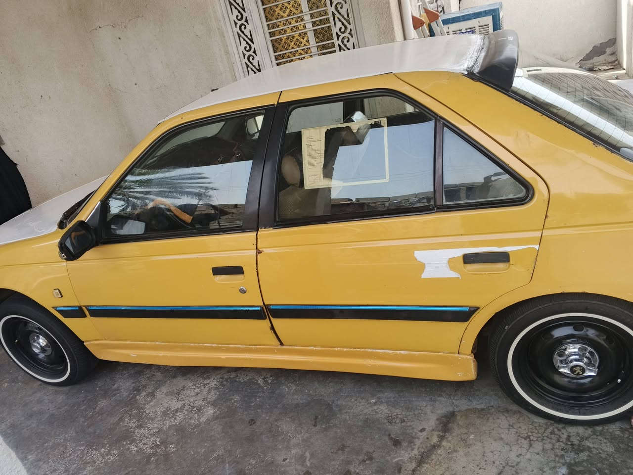 السلام عليكم بيجو ٤٠٥ موديل ٢٠١٠ للبيع مكينه جديدة قبل شهر شادهه وكير مكفول تبريدها منضومه جديدة ويا السويج تخم تاير جديد صدرها نص عمر باتري جديد كهربائيات كلهه شغاله لايت زنون بدون ضربه بدون صبغ بدون تبديل بيها خياسات بالدوس الخلفيه مامعرمهن موضحات بالصوره مصفره هيئه وغرامات وهزه جديدة سنويتها ٢٠٣٠ سياره بأسمنه شخصياً سعر ٣٠ وبيهه مجال اتصال *********** مكانها بغداد ابوغريب
