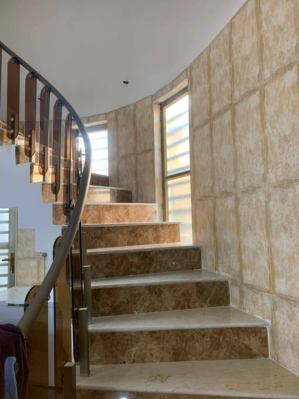 قطعة ارض 985 متر طابو زراعي الجنس بستان حولي الخصيمة / جهة البستان مقابل عرصات حيدر الحاج هندي تحتوي على دار مساحة البناء 270 متر بناء درجة اولى 
التفاصيل //
استقبال 7.5 متر *3.5متر 
هول 6*3.5
مطبخ 7.5 *3.5
صالة 11*4.5 
3 غرف نوم 5*3.5 
الطابق الثاني 
صالة 11*4.5 متر 
كراج صب كونكريت 
طارمة سيراميك 
السعر 225 مليون
***********

