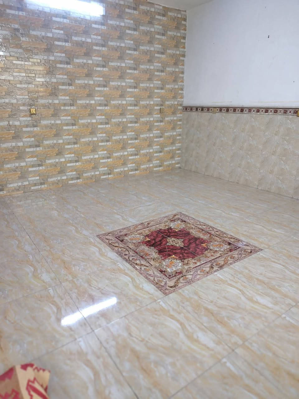 السلام عليكم  بيت 150 ليجار متر طابق واحد 
1 غرفة نوم و استقبال و حولي مطبخ كل غرف 7×7
حمام و  حديقاة 
كاشي و سرامييك  خدمات البيت 1 تانكي 2 ماطور 3 كيزر 

البيت كامل يعني جيب غراضك و كعد 

مكان البيت بغداد الزعفرانيه  قرب حسينيت المام المهدي 
شار سكلت ابو سعد المالكي 

الستفسار اكثر اتصل وبيك خير وتدلل  ***********
