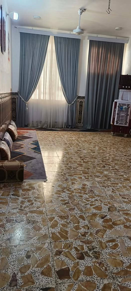 دار سكن  مع البساتين للبيع
الموقع ال بو عليان قرب حسينه انصار الامام المهدي (ع) على التبليط مباشر 

الموصفات مدرسه قريبه خدمات كامله 
البناء طابوق وسكقف كونكريت بناء حديقه وطارمه البيت 300م
نخل شويثي 15نخله  بالحديقه مع بستان دونمين

البناء غرفتين صالة مطبخ صحيات واستقبال خارجي يباع مع او بدون البساتين 
للاستفسار مراسله الصفحه او الاتصال ***********
