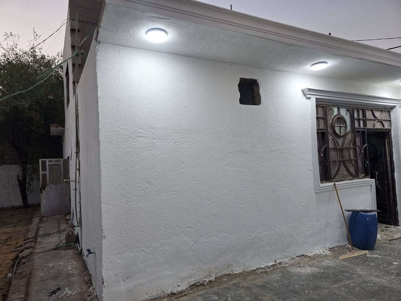 بيت للبيع مساحه ٣٥٠م مربع كوت حي الحكيم شارع المستوصف يبعد عن الشارع العام ٣٥٠م تفاصيل البيت الأساس طابوك البناء بلوك درجه اولى صب مسلح يحتوي على غرفتين نوم وصاله ومطبخ واستقبال وكراج وحديقة صحيات داخليه وخارجيه السعر ٤٥وقابل للتفاوض الاستفسار مراجعه مكتب دلاليه احمد السعيدي *********** ***********

