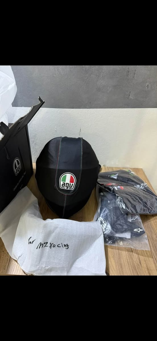 AGV إيطالية • فول كاربون • مستعملة ٤ مرات