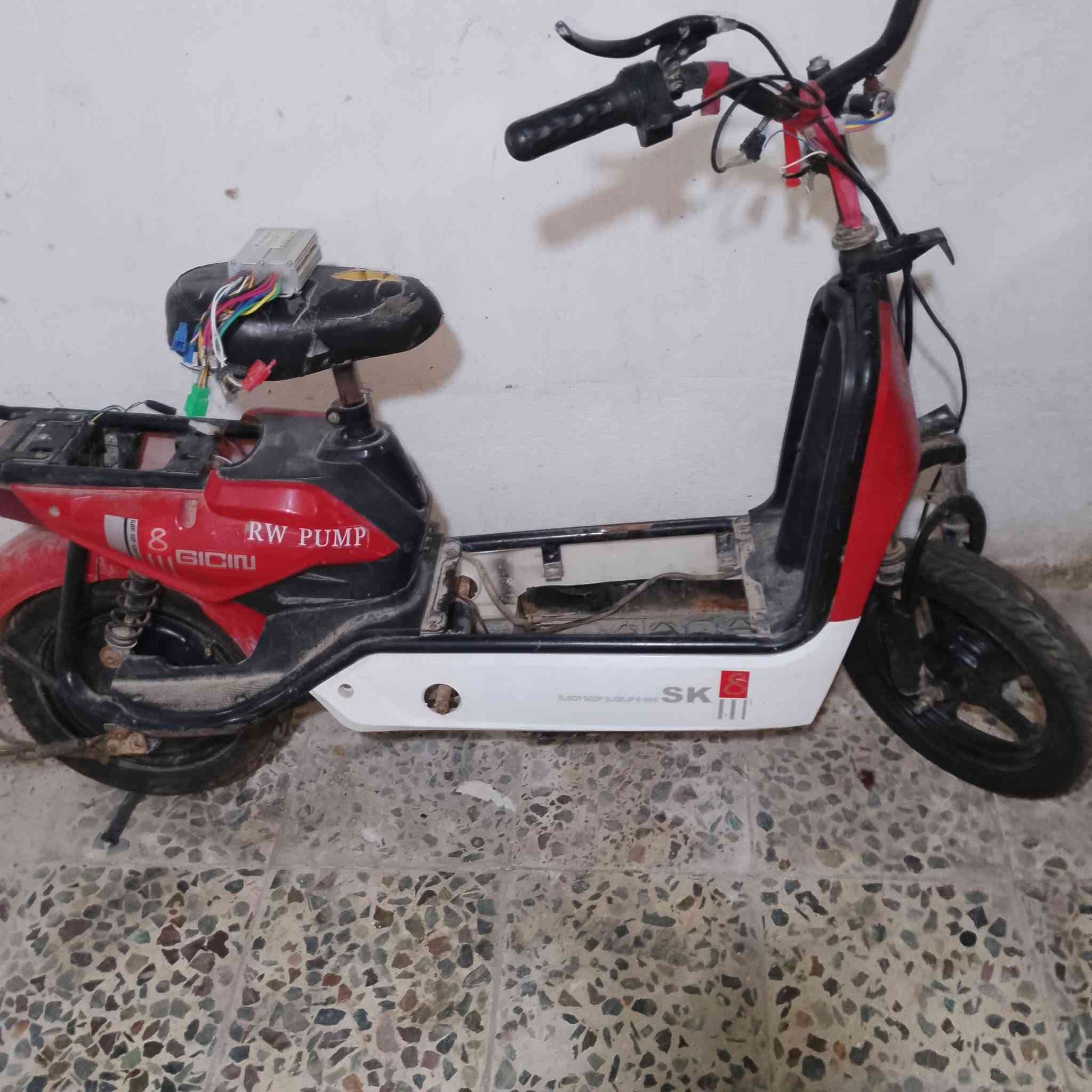 السلام عليكم ورحمة الله وبركاته دراجه شحن تايرات جدد عقل شغال 50الف فقط ***********
