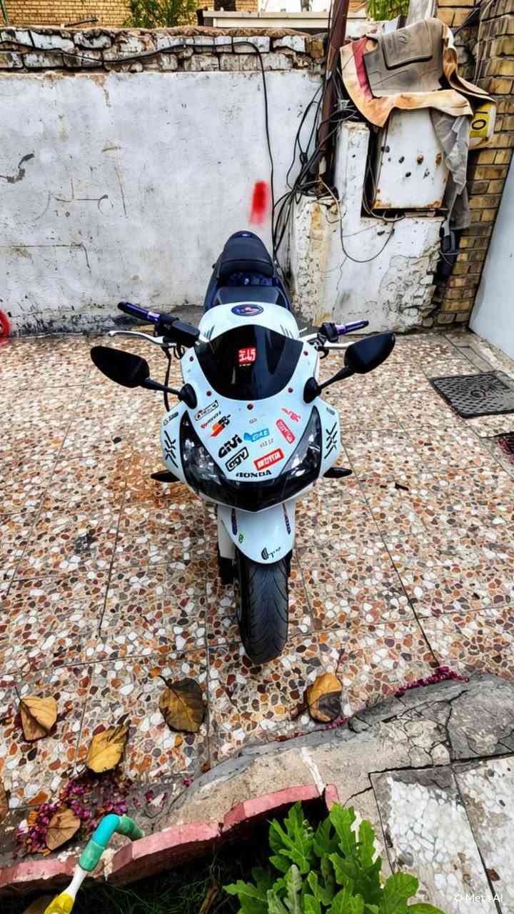 CBR 954 
مفتوح بيها كور بس مكينه خير من الله  
دراجه كلش حلوه ونضيفه السعر 20 
الشراي يتصل وعله راسي مكاني الشعب رقمي ***********
