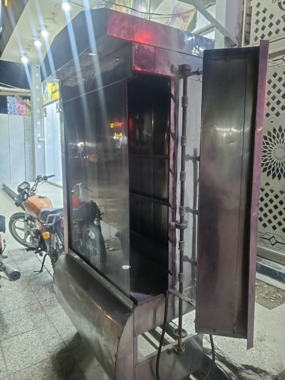 شوايه سل استيل • نضيفه • مع شياش