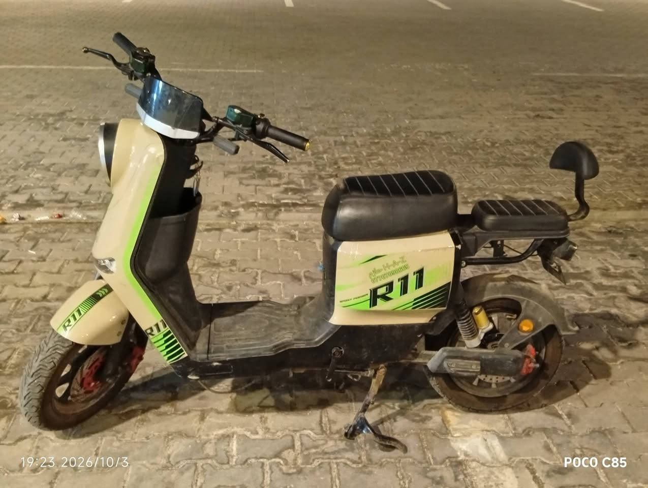 السلام عليكم دراجه R11للبيع
البطاريات ام 40امبير دراجة حلوة وماامتعبه 
شراي خاص 600 بيه مجال الطيبين عنوان بصرة معقل خلف ملعب الميناء شارع القدس
موبايل ***********

نص مكتوب في الصور:
- 19:24 2026/10/3 POCO C85
- 19:23 2026/10/3 POCO C85