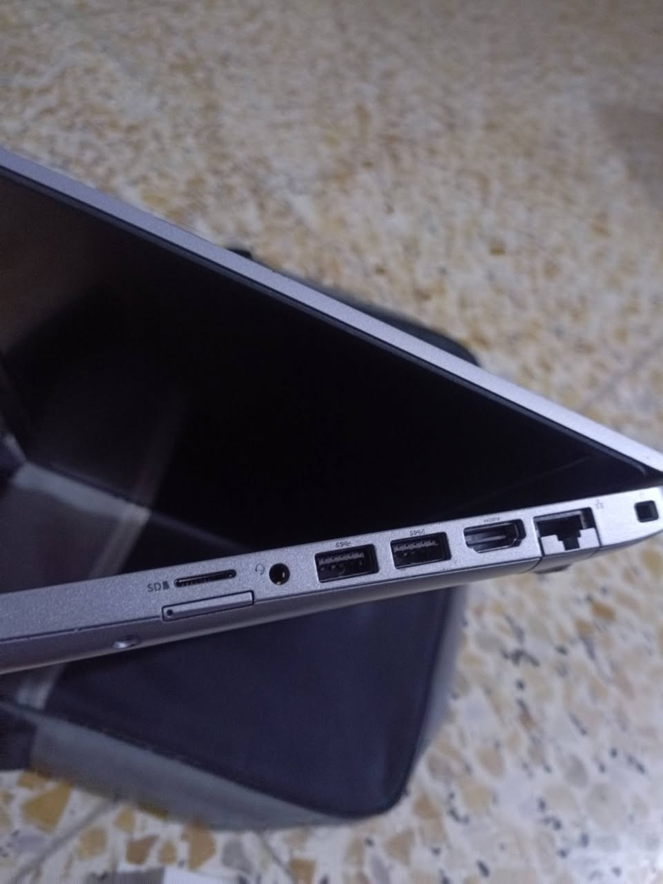 لابتوب Dell Latitude 5410 نظيف وبحالة ممتازة
السعر: 350,000 دينار وبي مجال للطيبين
​جهاز ديل غني عن التعريف، كلش عملي ونظيف مثل ما تشوفون بالصور، شغله سريع ومناسب للدوام، الدراسة، والشغل اليومي.
​المواصفات:
​المعالج: Core i7 جيل عاشر (i7-10610U) 🔥
​الرام: 8 جيجا (8GB) 🚀
​التخزين: 256 جيجا SSD (سريع جداً) 💾
​كرت الشاشة: Intel UHD (مساحة الكرت الإجمالية 4 جيجا) 🎮
​الشاشة: 14 بوصة صافية وحلوة 💻
​الاتصال والمنافذ: بي منفذ تايب سي (Type-C) سريع، واي فاي داخلي، وبلوتوث 🛜🔌
​الملحقات: ويا الشاحنة الأصلية مالته 🔌
​الهدايا: ويا الجهاز ماوس وايرليس وجنطة خاصة باللابتوب هدية 🎁👜
​النظام: Windows 11
​📍 مكان التواجد: بغداد
📞 للتواصل: راسلني خاص أو اتصل على الرقم: ***********
