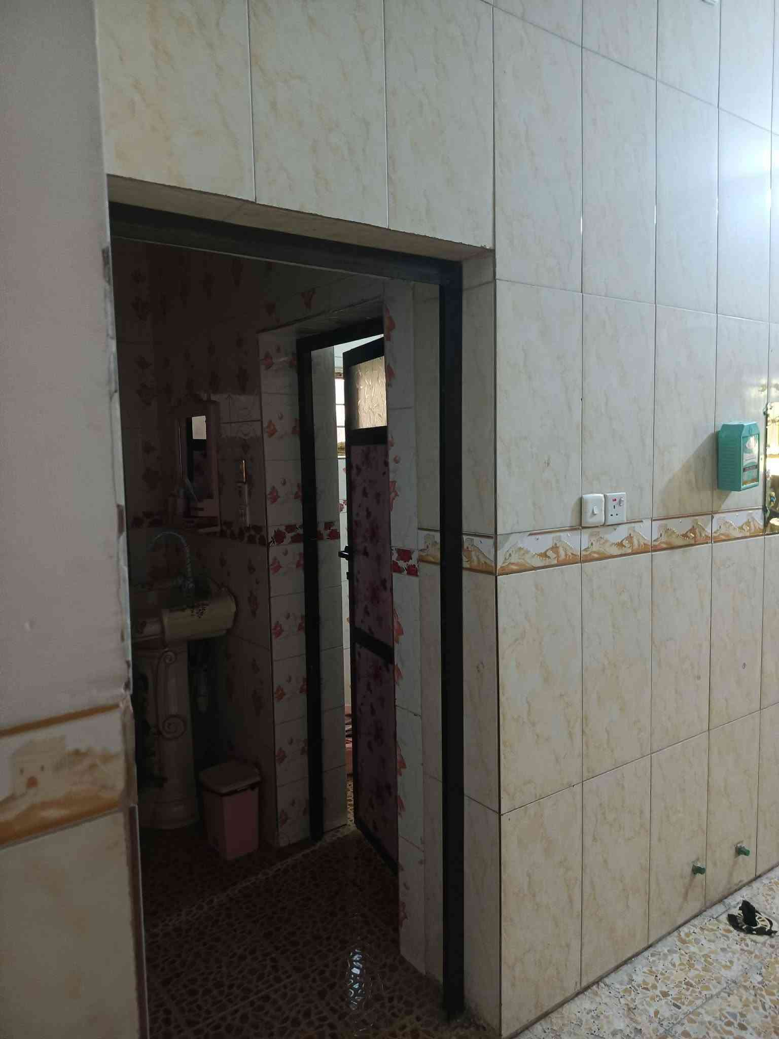 للبيع دار طابو صرف المساحه 200متر طابق واحد غرفتين نوم وهول واستقبال ومطبخ وكراج ورديه خارج خلف مستشفى الكفيل ابو مصطفى للعقار ***********
