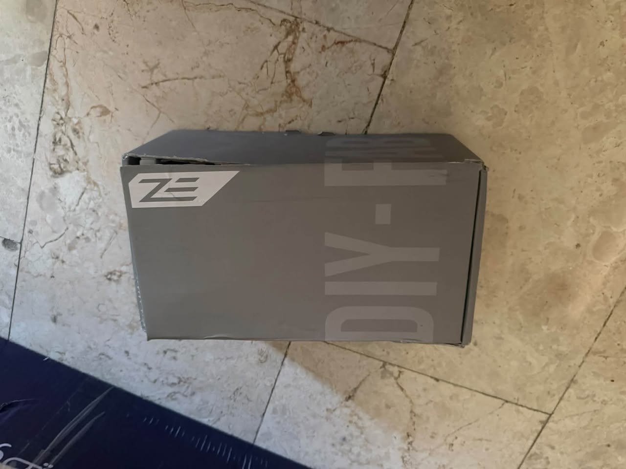 EZDIY-FAB YIHPI333-2 PCIe 4.0 45° GPU Mount.
نسخه RGB بس العلبه مالتها شويه متضرره 
كامل الملحقات والقطعه كل نضيفه 
اللون ابيض

السعر
45 الف

نص مكتوب في الصور:
- MORE AIR INTAKE The tilting angle of the graphics card can not only have the function of different viewing angles, but also increase theair intake and increase the cooling efficiency. 45° EZDIY-FAB