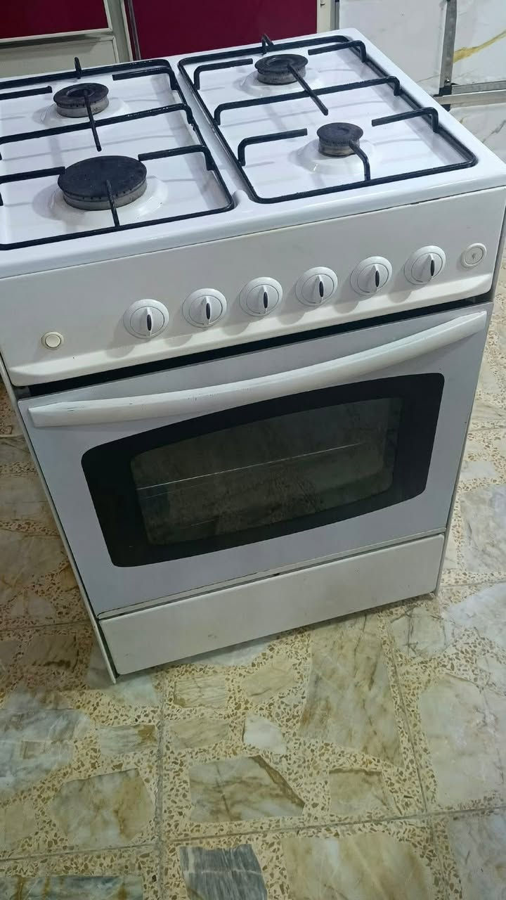للبيع فرن وطباخ وتليفزيون ***********
