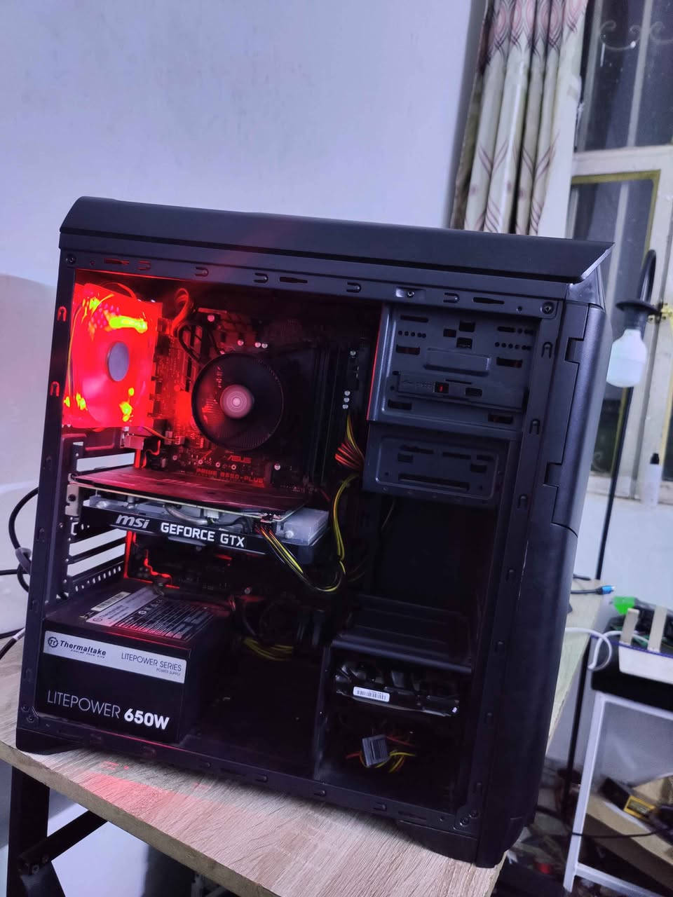 اخوان المواصفات كالتالي :
ryzen 7 2700x 
ASUS Prime b350 plus 
MSI GTX 1660 SUPER  VENTUS OC لوك ستيكر 
ram 16gb ddr4 
ssd 256gb
 hdd 1tb
psu Thermaltake 650w 
case Thermaltake

مكاني بغداد الدورة 
رقمي *********** اتصال
 واتساب ***********
السعر 650 وبيها مجال بسيط للشراي 
الكمبيتور جدا نظيف ومكفول
ياتي مع كيبورد وماوس فقط بغداد, العراق
