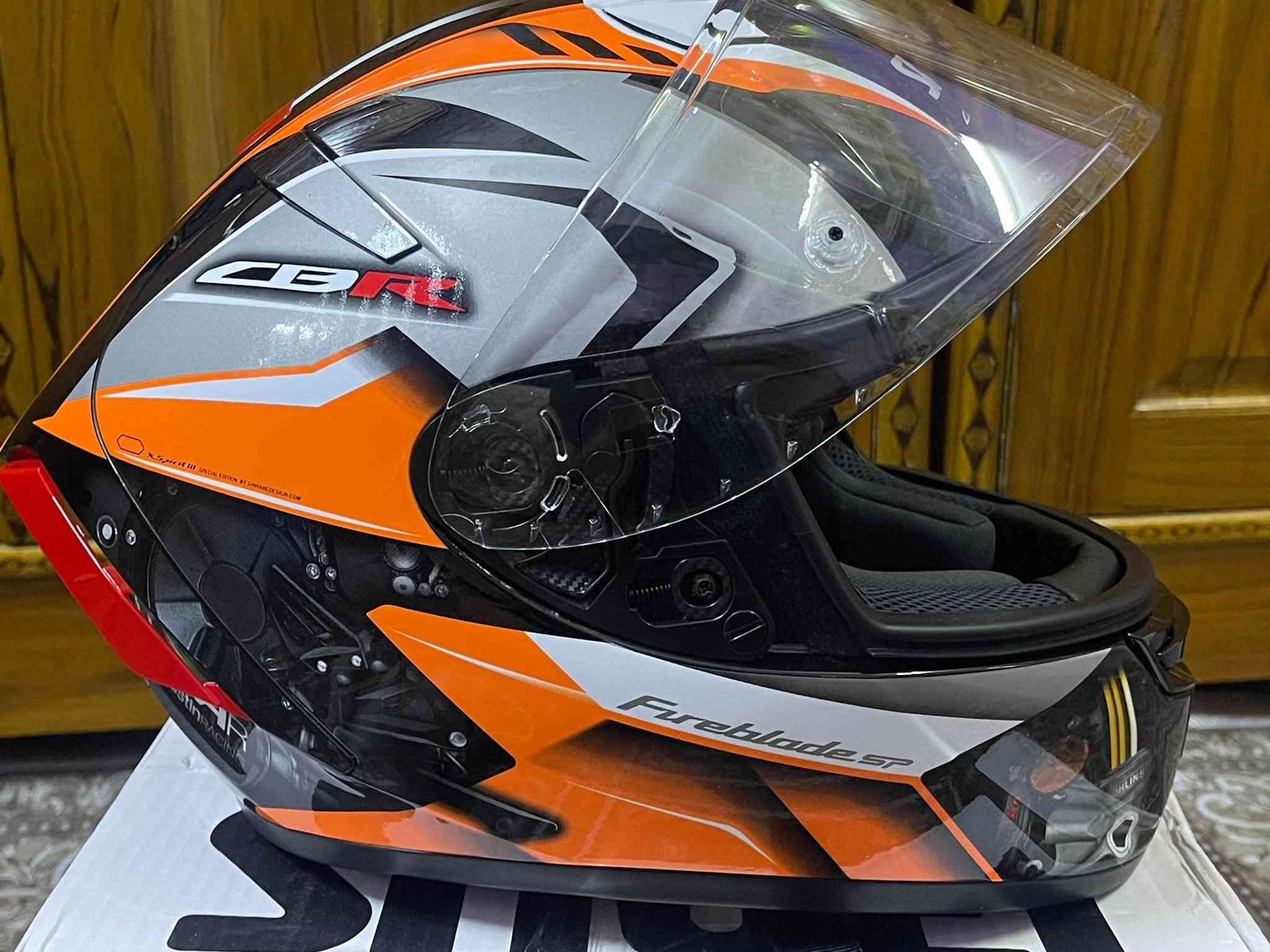 خوذة SHOEL
جامة شفافة
وزن خفيف 
نسخةHonda CBR
Shoei X-Fourteen نسخة خاصة
مخصصCustom Painting
قياس XL
***********
‎سعر 120مع التوصيل
