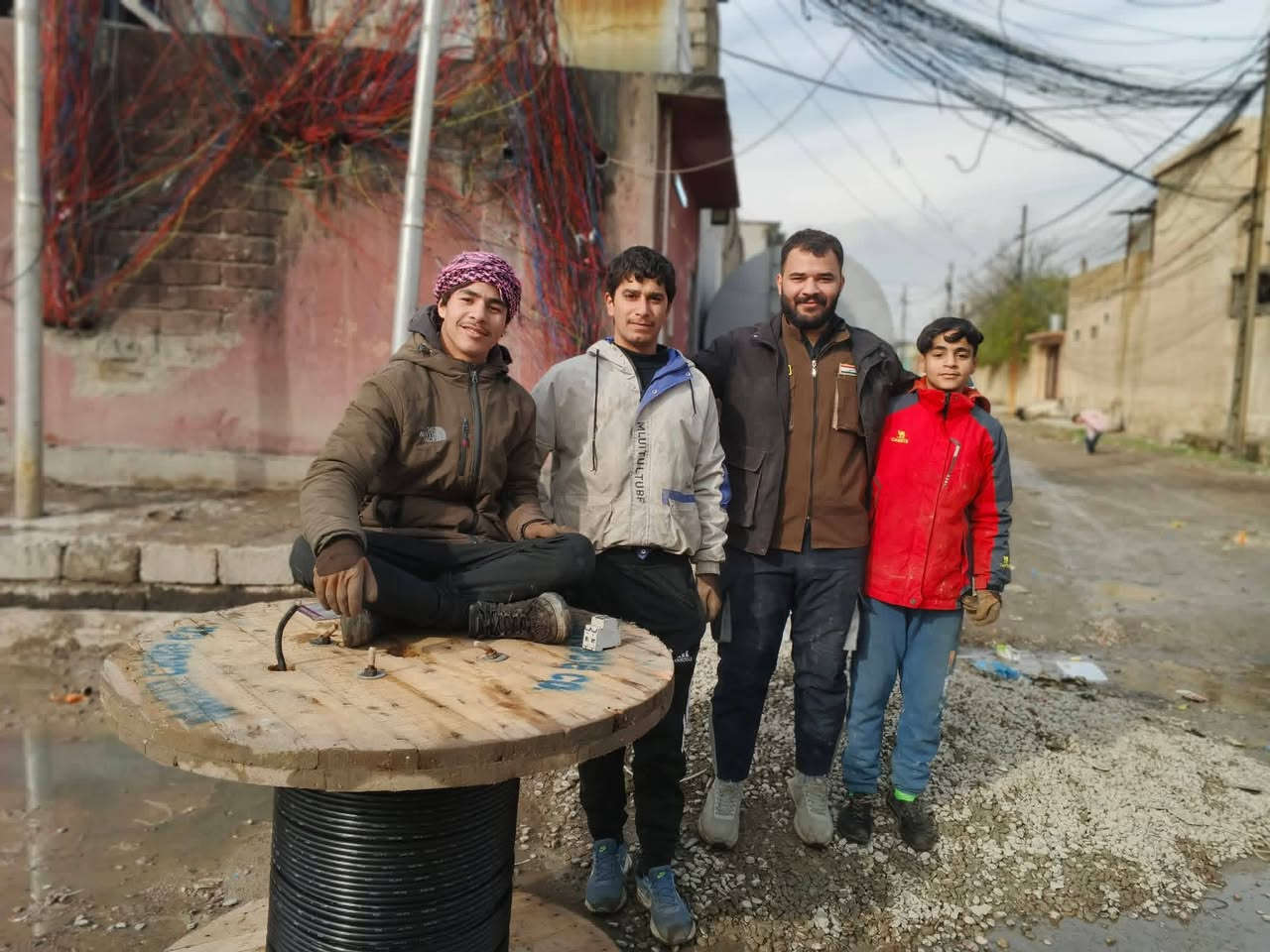 كهربائيين كادر ابو العباس لتسليك الكيبلات في الموصل
و سهل نينوى وتحويل مواقع في 

داخل الموصل تحياتي الجميع 

*********** ابو العباس الكهربائي 🦅 ⚡

*********** ابو العباس الكهربائي 🦅 ⚡
