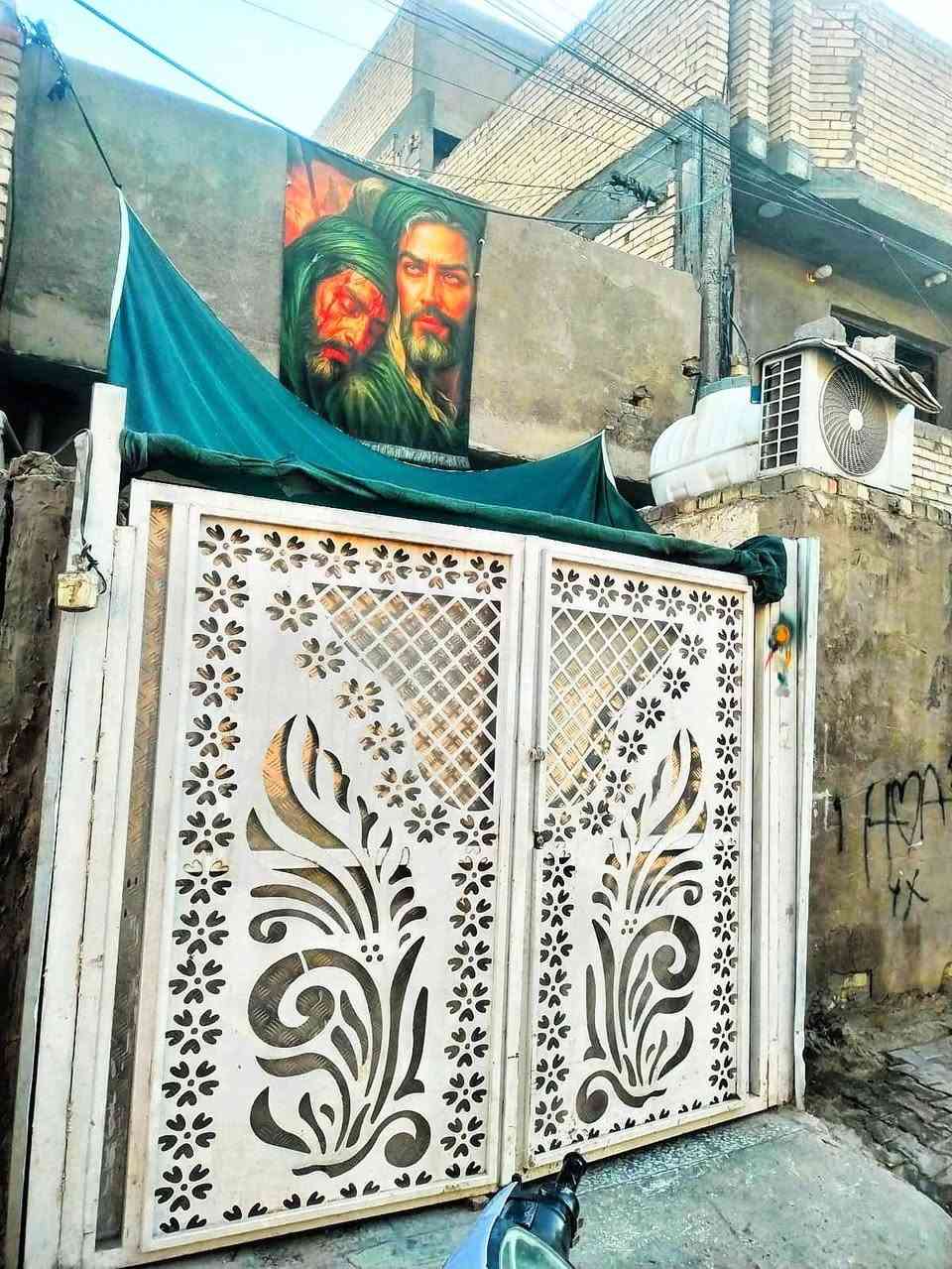 السلام عليكم بيت البيع منطقه البستان شارع عريض 
بل بدايه خلف المرطبات التميمي اول تقاطع
المساحه 100 متر الواجهه 20 ×5
ستقبال ٦ × 4
طابق ونص  غرف نوم عدد 2حمامات عدد ٣
صطحين كلشي واضح بل مقطع  السعر 75
بي مجال شي قليل  البيت سند 25
الاستفسار ***********
***********
