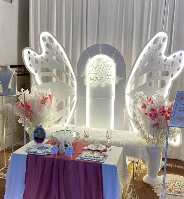 فراشة • جناح • طوق ورد
