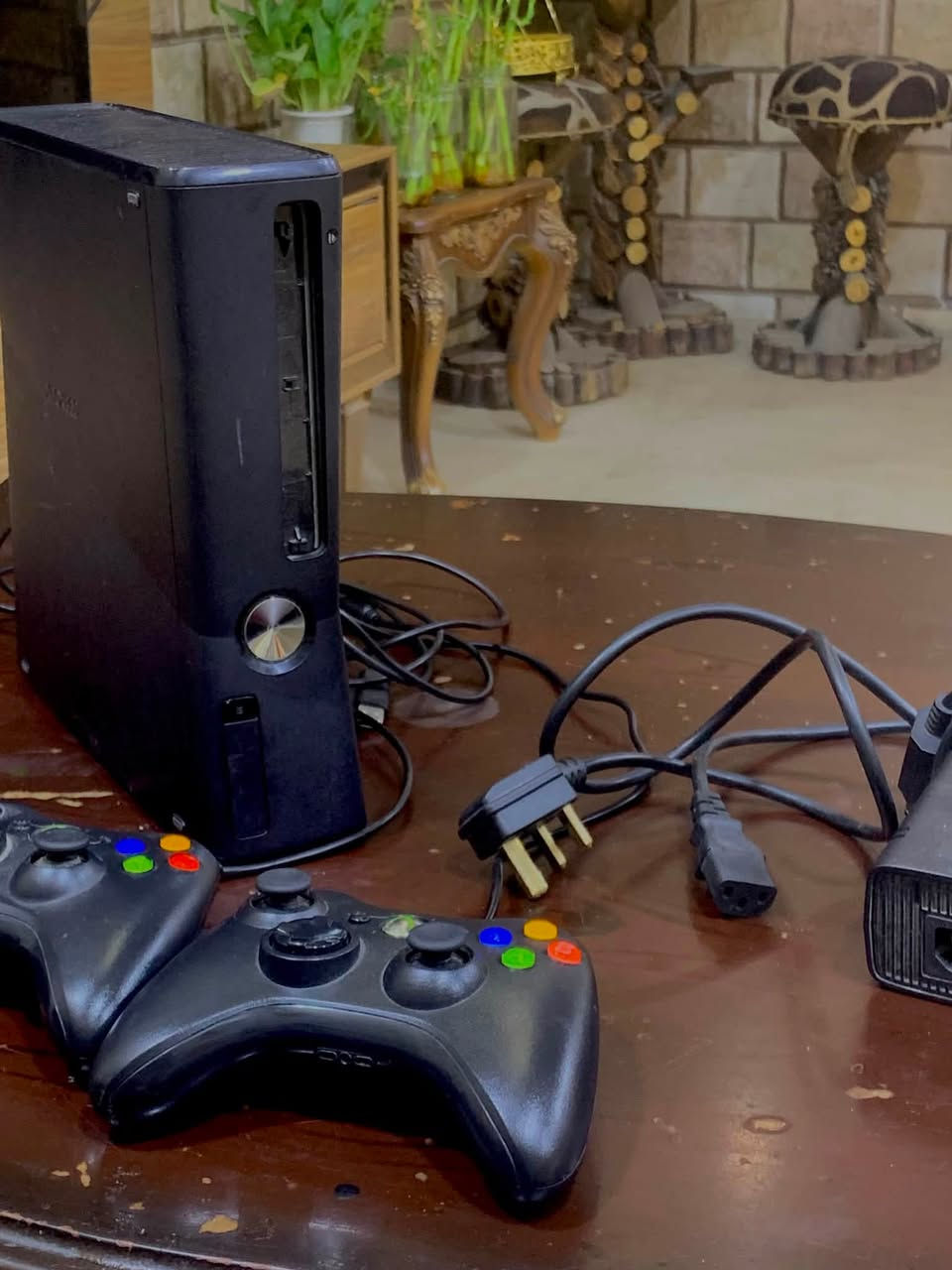 ب 126 ألف راح تكدر ترجع ذكرياتك الجميله مع جهاز Xbox 360
يابه شلونهم Xbox 360 مهكر نظام ارورا مع جويستك عدد ٢ حتى تستمتع اكثر مع اصدقائك
ابرز الألعاب الي يحتويها الهارد
Pes2018
Pes17 معربه
GTA iv
Buly
Call of duty advance
Forza Motorsport
وكثير من الألعاب الجماعيه الجميله الي راح تسترجع ذكرياتك بيها 
الجهاز راح تكدر تحمل ألعاب بكثر ماشئت عن طريق الفلاشه ، الجهاز كلش راقي وتكدر تاخذه انتيكا حلوه بل سيت أب مالتك 
طريقة تنزيل الألعاب من روابط من الجوجل تنقلها على الفلاشة من بعدها تفك ضغطها وتفعلها على نضام ارورا وتتفعل عندك اللعبه
الله شاهد الجهاز ينباع فوك ١٥٠ ألف حالياً لكن أنا احتاجيت
للاستفسار ***********

