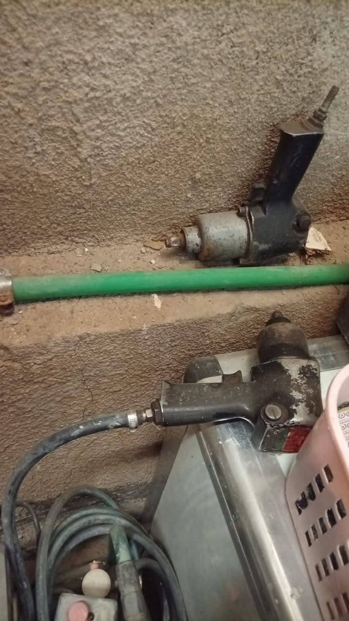 سلام عليكم غراض محل كامل للبيع
1،،كمبريسر هواء
2,,مكينه لحيم اصليه
3,, كوسره عدد 2
4,,منكنه اصليه
5,,فخه لوي
6,,تكم زوج
7,,لقم درام شفت كل قياسات 
8,,سيت لقم اصلي من 10 الى 27
9,,سيت سباين من 10الى 24
10,,دريل هواء اصلي 
11,,سيت النكي
12,,صونده هواء
13,,دريل براغي 
ماعده نواعم 
كل ذني غراض بسعار مناسبه 
تصال ***********
