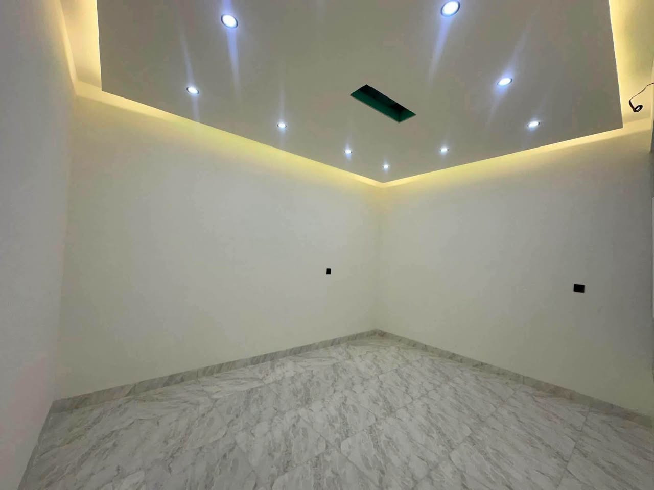 دار للبيع 100 متر طابق ونص يحتوي على غرفتين نوم ودرج داخلي وبناء حديث فول مواصفات طابو ملك صرف قريب من كامل الخدمات 
موقع حي الاسرى قرب مسجد قباء 
السعر 105 مع المجال 
للاستفسار الاتصال ***********☎️
