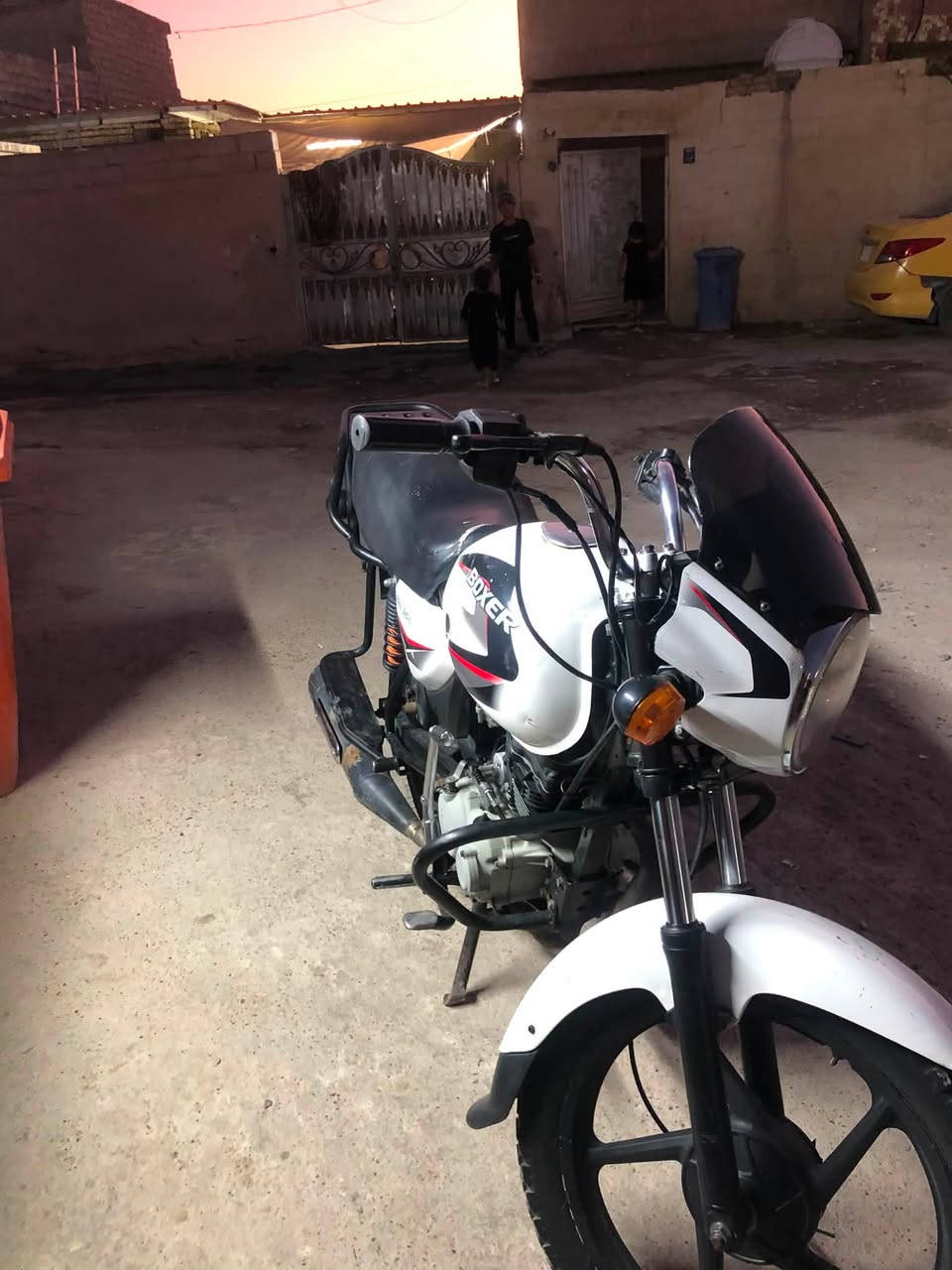 السلام عليكم بوكسر للبيع موديل ٢٢ بدون اوراق مكفوله من السرقه مكينه مفتوحه تجفيت جديد واصلي الله شاهد مكفوله من الصوت والتبخير والنضوح والبكن دراجه شلعه ومعدل طستهة تخبل مكاني بغداد الغزالية للأستفسار *********** السعر ب٩٠٠ وبيهة مجال
