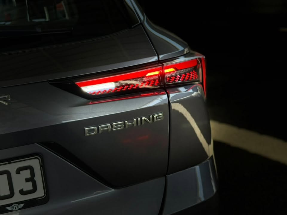 JETOUR DASHING 2026
عداد km 2000 فقط لم يستعمل بعد بحالة الوكالة حرفياً بدون اي مشاكل او حوادث
وارد و كفالة الوكيل هارلم للوكالات التجارية
اللون: فيراني
أبرز المواصفات والتجهيزات:
• تصميم خارجي رياضي وعصري
• شاشة عدادات رقمية
• شاشة ترفيه ذكية
• شحن لاسلكي سريع 40W
• نظام صوت ب 8 سماعات
• كاميرات
• أنظمة مساعدة للقيادة
• فرملة طوارئ أوتوماتيكية AEB
• تحذير مغادرة المسار
• تنبيه التصادم الجانبي الخلفي
• حساسات ركن
• مقصورة داخلية عصرية وفاخرة

• أنظمة سلامة متطورة
• راحة ومساحة ممتازة للعائلة والاستخدام
اليومي
اللون الفيراني يعطي السيارة حضور مميز وفخم على أرض الواقع.
موديل 2026 - شكل جديد، مواصفات
قوية، وحضور مختلف
للاستفسار: 0795847878
