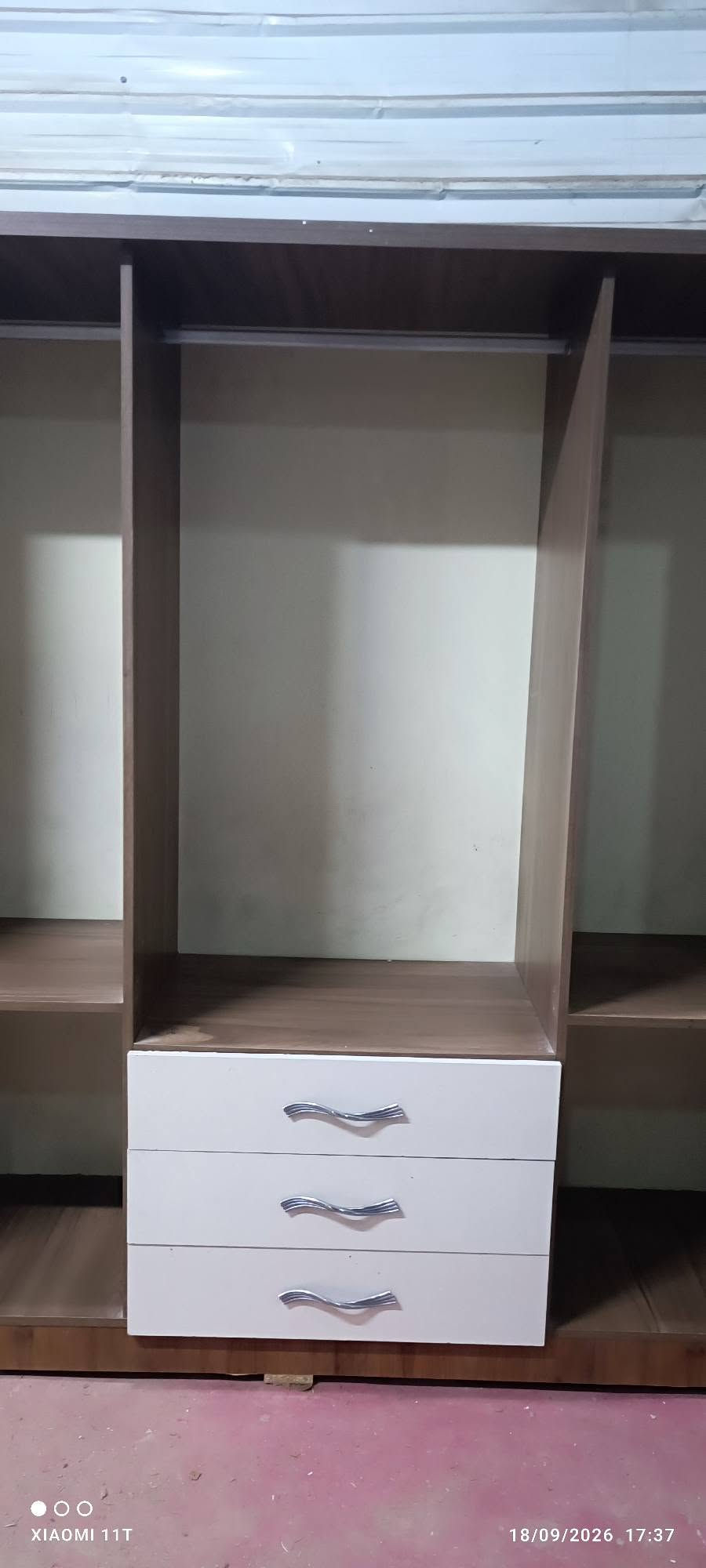 كنتور ٤ باب ماركه قياس العرض ١٨٠ نظيف جدا 
***********

نص مكتوب في الصور:
- XIAOMI 11T 20/10/2023 19:30
- XIAOMI 11T 18/09/2026 18:12
- XIAOMI 11T 18/09/2026 17:37
- 18/09/2026 17:37