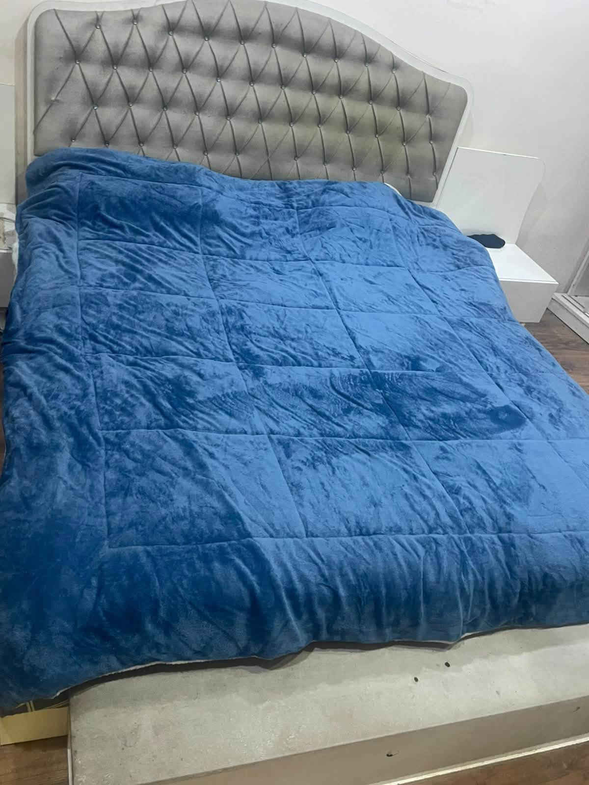 السلام عليكم مجموعة اغراض للبيع 
تخم 7 نفرات
ديوان 8 نفرات
ميز طعام 4 كراسي
مبرده 2 ونص 
طباخ 5 عيون 
ميز بلازما 
غرفه نوم 6 قطع
سرير نفرين
للاستفسار ***********

