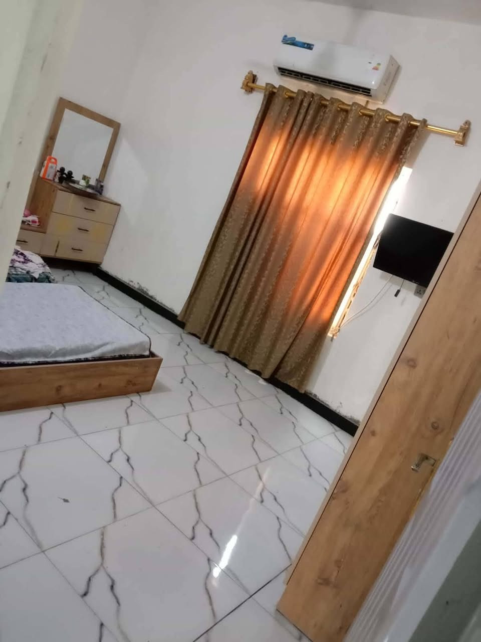السلام عليكم بيع مستعجل بيت ٢٠٠ متر زراعي على طريق الزوار خلف حسينية سفينة النجاة هوه وغراضه للاتصال 
***********
