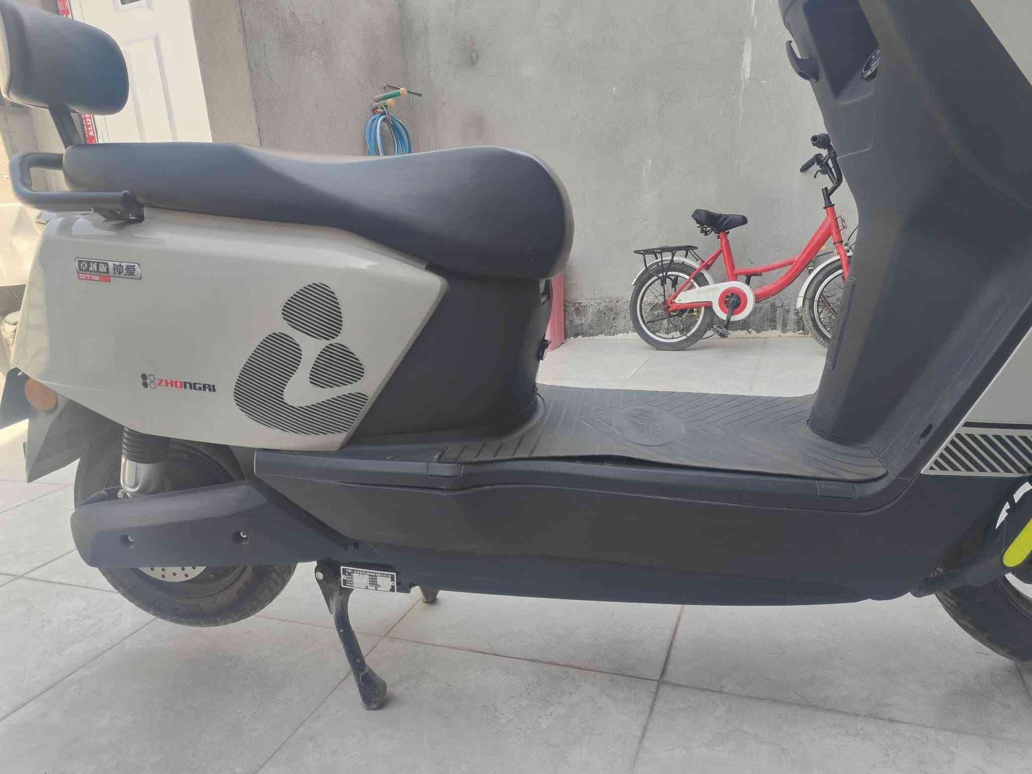 دراجة شحن خمس بطاريات بعدهن جدد الشكل الحديث استخدام قليل بعدهه جديدة بمعنى الكلمة  شخط مابيهه بصمتين وسويجين وجهاز انذار سرقة ومانع انزلاق بيع ب700 وبيهه مجال او مراوس *********** بي واتساب او ***********
