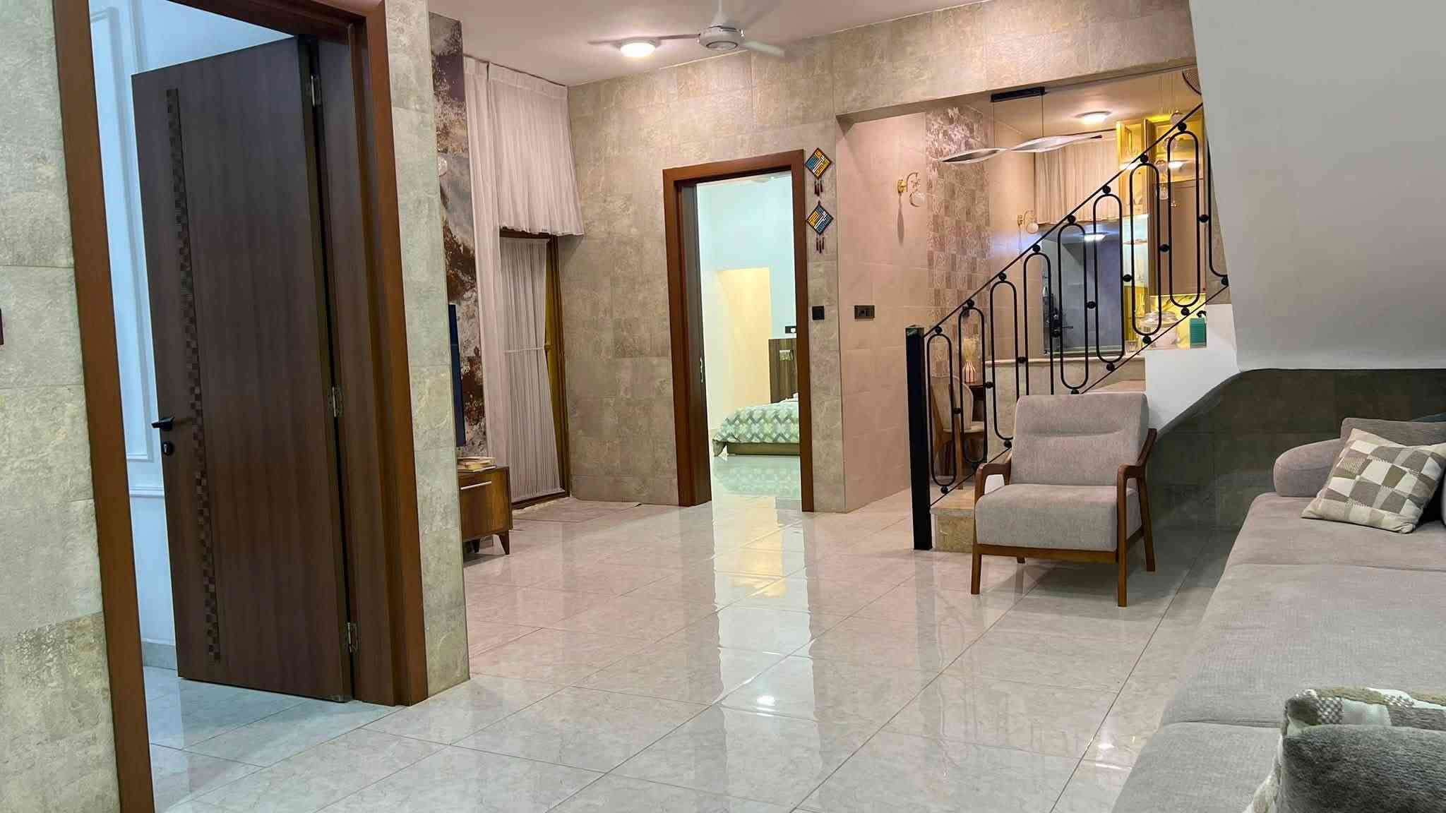 السلام عليكم دار للبيع زراعي طابو صرف سند 25 الحرية مجاور العاب هشام الفنجان على سريع الشعلة 
مساحته 155 النزال 20 طابقين الطابق الارضي غرفة سويت كامل و مطبخ حار و بارد و صالة(حولي) و استقبال الضيوف 
و الطابق الاول يحتوي على ثلاث غرف غرفة سويت كامل مع درسنگ روم (منزع) و غرفة سويت فقط بدون درسنگ روم و غرفة عادية و صالة داخلية (حولي) 
و الطابق الثاني بيتونة مساحتها 8*6 مطلة على سطحين امامي و خلفي 

ملاحظة : يباع كامل مع الاثاث 
للأستفسار اكثر ***********/***********

