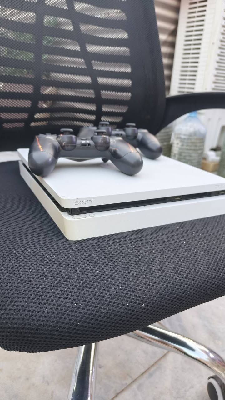 بلي 4 سلم مهكر (معدل)..!
500GB 
الملحقات مالتها
دبل جويستك ( كوبي ب30 الف واصلية ويا الجهاز) 
كيبل التشغيل
كيبل HDMI احدث نوع 
شاحنات عدد 2 للجويستكات 
السعر 380 الف 

الالعاب اكدر انزلك من اختيارك لحد ما تنترس مساحة الجهاز

للتواصل واتساب 
***********
***********
