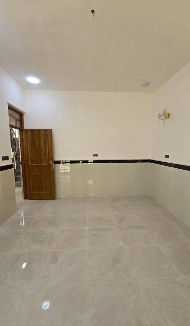 بيتين مربعات بناء حديث درجه اولى جاهزات السكن سعر الواحد ب ١٠٠ وبي مجال المساحه ١١٥ متر في حي الشهداء قرب السايدين الهاتف ***********
