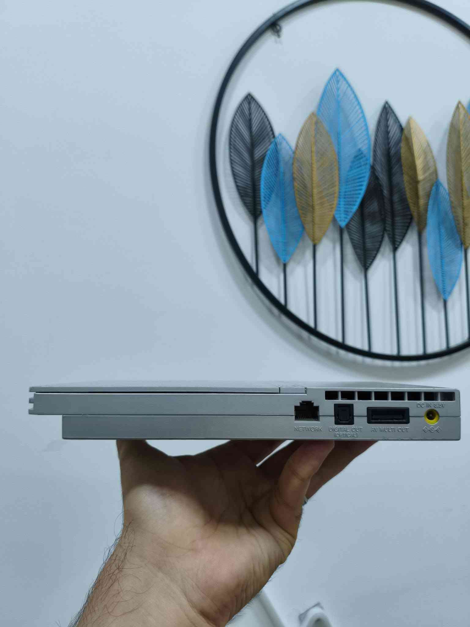 Playstation2 silver edition
بلي تو سيلفر كله بلادي ممصلح ممفتوح بعده بليبل الشركة 
مهكر وجاهز شغل والعب 
نظافة جيدة 
ويا يدات 2 
فلاش 
ميموري 
كيبلات جاهزة 
السعر 70 الف مع التوصيل 
عنواني حلة 
***********

